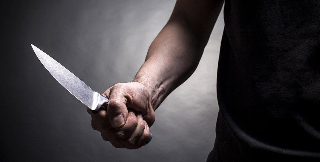 В Жодино новогодние праздники закончились убийством Что там случилось Вечером 2 января двое знакомых 47 лет и 62 года активно продолжали празднование пришедшего нового года по классике жанра на пару со спиртным В ходе застолья между ними возник конфликт По предварительной версии следствия в какой то момент старший из мужчин схватил нож и нанес своему оппоненту не менее двух ударов в область грудной клетки 47 летний мужчина от полученных ранений скончался на месте до прибытия медиков Его тело было обнаружено в доме где происходило празднование 62 летнего товарища задержали на месте происшествия Возбуждено уголовное дело Жодино Проишествие vileykaby