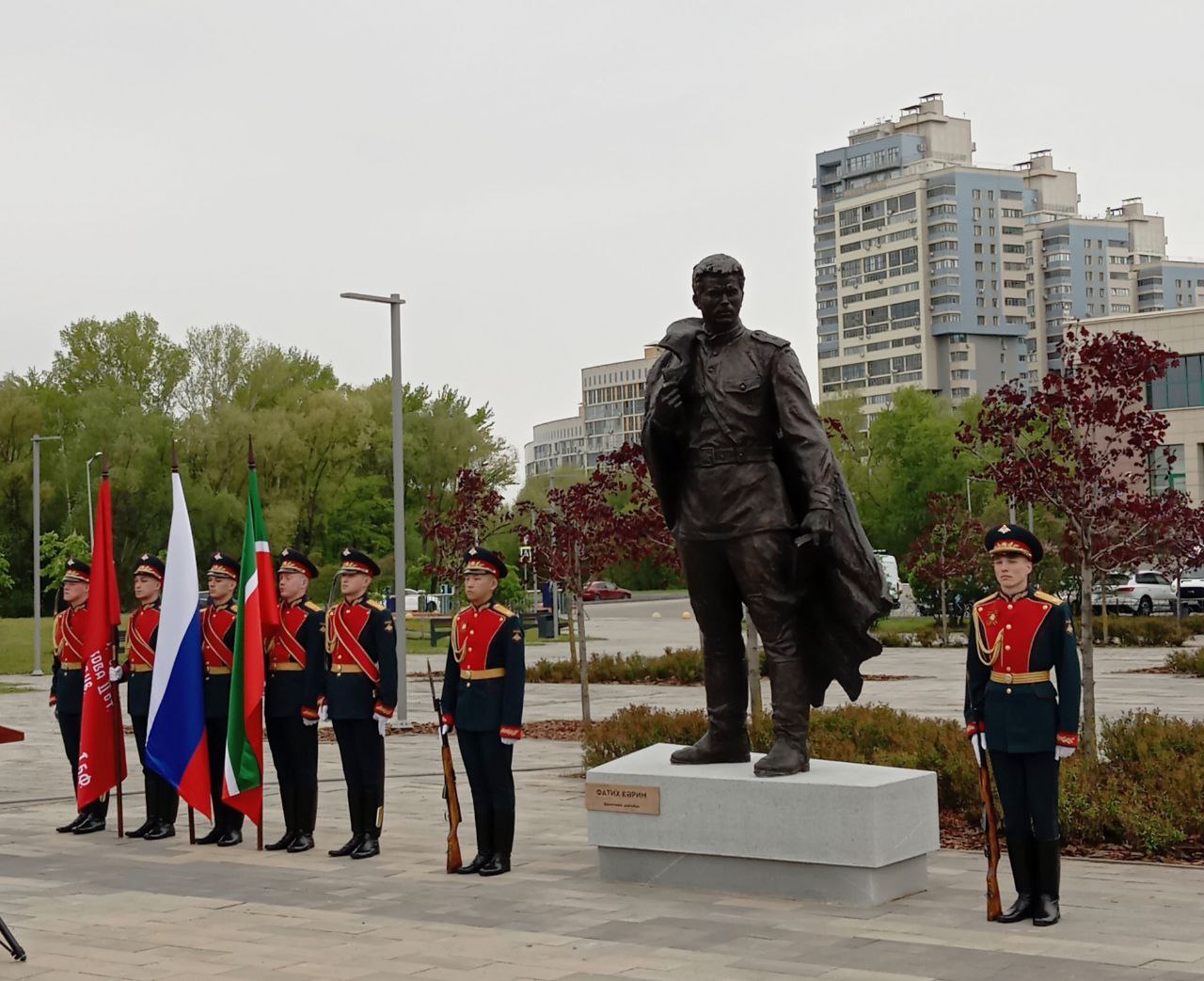 Сегодня, в преддверии Дня Победы, в Казани в сквере «Молодёжный» состоялась церемония открытия памятника татарскому советскому поэту-фронтовику Фатыху Кариму. В церемонии принял участие Раис Республики Татарстан Рустам Минниханов, Государственный Советник РТ Минтимер Шаймиев, министр культуры РТ Ирада Аюпова, представители общественности, деятели культуры, СМИ, в том числе и сотрудники редакции журнала «Казань». Фатых Карим с февраля 1942 сражался на передовой и погиб 19 февраля 1945 года, выполняя боевое задание, недалеко от Кёнигсберга. Также сегодня в Национальном музее Республики Татарстан пройдёт открытие выставки «Фатих Карим – поэт и воин», на которой можно будет увидеть не только его боевые награды, но и фронтовые блокноты и письма, адресованные семье. А мы публикуем письма Фатыха Карима из личного архива Абдурахмана Абсалямова. Фото Алины Ермолаевой
