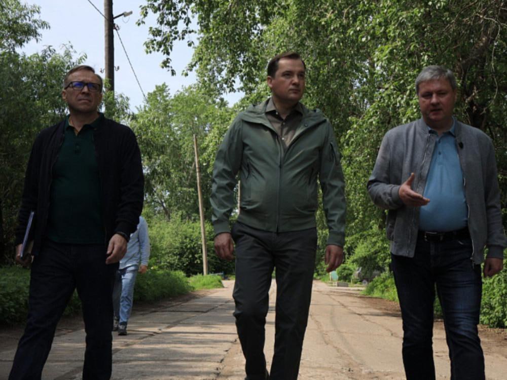 Губернатор Поморья и глава Архангельска побывали на Кегострове, наметив планы развития острова Во время рабочего посещения Кего губернатор Архангельской области Александр Цыбульский и глава города Дмитрий Морев осмотрели инфраструктурные и туристические объекты, прогулялись по острову. Александр Цыбульский и Дмитрий Морев обсудили вопросы обновления дорожной инфраструктуры и развития транспортной доступности. Протяженность автомобильных дорог на острове Кего составляет 10,8 км, из них 8,9 км — дороги в грунтовом исполнении, еще 1,9 км выложены железобетонными плитами. Как рассказал Дмитрий Морев, два года назад по муниципальному контракту были выполнены работы по выравниванию покрытия из железобетонных плит на площади 500 квадратных метров, а также демонтированы старые железобетонные плиты и установлены новые на площади 1000 квадратных метров. Подробнее о результатах поездки читайте на сайте