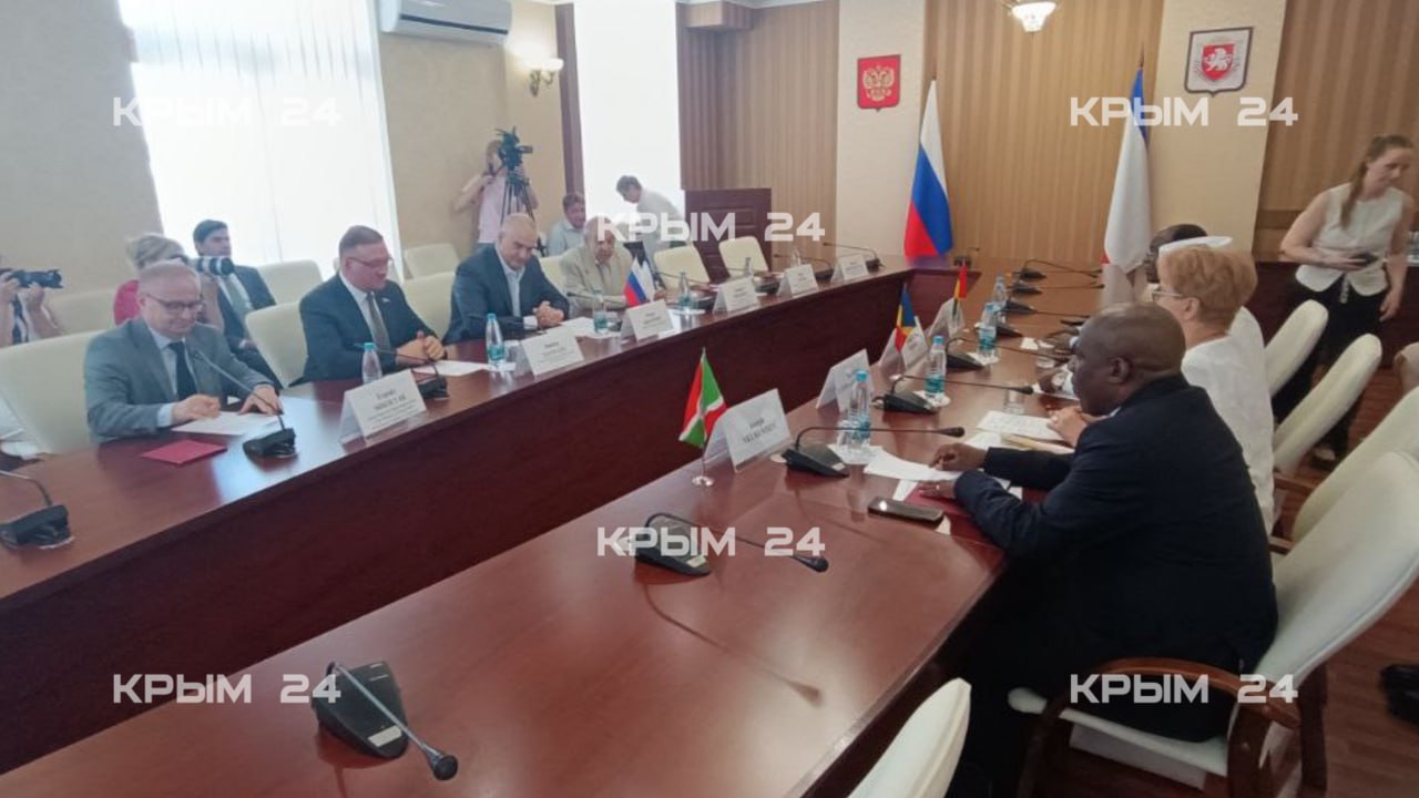 Послы африканских государств впервые посетили Крым и обсудили перспективное сотрудничество В Совете министров Крыма состоялась встреча Главы региона Сергея Аксёнова с дипломатическими представителями африканских стран. Это событие стало первым официальным визитом делегаций африканских государств в Крым. Особое внимание гостей привлекли передовые технологии и опыт Крыма в сельском хозяйстве. Несмотря на сложные климатические условия полуострова, представители африканских стран отметили высокий уровень развития агропромышленного комплекса региона и выразили желание перенять практику адаптации к засухе и жаркому климату. Чрезвычайный и полномочный посол Республики Чад в РФ Адам Бешир Махамуд подчеркнул важность сотрудничества с Россией, отметив доверие африканских стран к опыту противостояния западному давлению. По словам дипломата, многие государства Африки находятся лишь в начале пути борьбы с последствиями колониального наследия. Крым 24