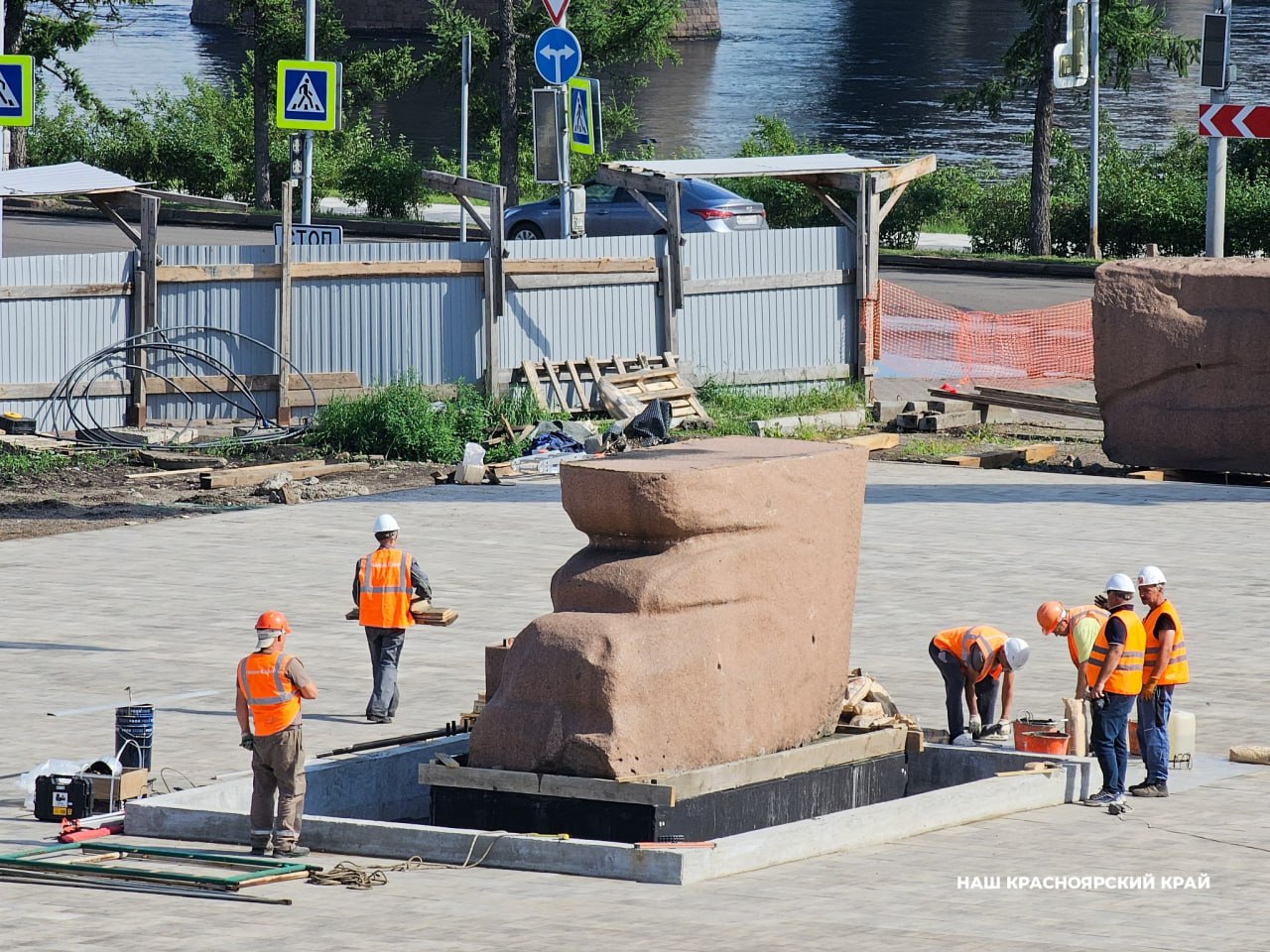 На нижний ярус красноярской Театральной площади возвращают памятник Антону Чехову Памятник убрали летом 2023 года, когда начиналась стройка подземной автостоянки. Теперь объект уже завершают, а памятник возвращают на площадь. «Строительство нашего объекта на завершающей стадии. Чехов вернется на площадь, но на другое место», — рассказала специалист «Центра транспортной логистики» Юлия Глушкова. Сейчас возводят платформу под памятник, а чуть позже и фигуру писателя установят на основу. Также в ЦТЛ сообщили, что на площади делают лифтовые павильоны для подземной парковки. В ближайшее время появятся газоны и брусчатка. А зону фонтана огородят для будущей стройки.