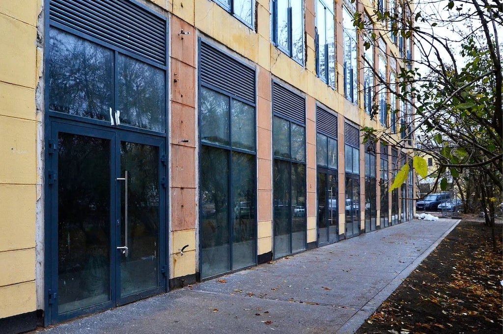 Четыре многофункциональных комплекса введут в Петербурге в 2026 2028 годах В Санкт Петербурге в 2026 2028 гг запланирован ввод в эксплуатацию сразу четырех многофункциональных комплексов МФК общей площадью 178 000 кв м Среди ключевых проектов Скороход площадью 54 000 кв м девелопер Охта групп Avenue на Карповке площадью 20 700 кв м ГК Бестъ и Saan площадью 62 700 кв м Hansa Group МФК отличаются от классических бизнес центров или апарт отелей тем что включают одновременно несколько видов коммерческой недвижимости стрит ритейл гастропространства помещения под офисы и бизнес а также юниты которые могут быть использованы как апартаменты   Опрошенные изданием эксперты отмечают что в Петербурге сегмент объектов которые изначально строились как МФК пока находится на стадии развития Но формат будет набирать популярность его преимуществом является диверсификация Но один из ключевых рисков сложность управления Подробнее в материале на нашем сайте avenuenakarpovke ru Подпишитесь на Ведомости Северо Запад