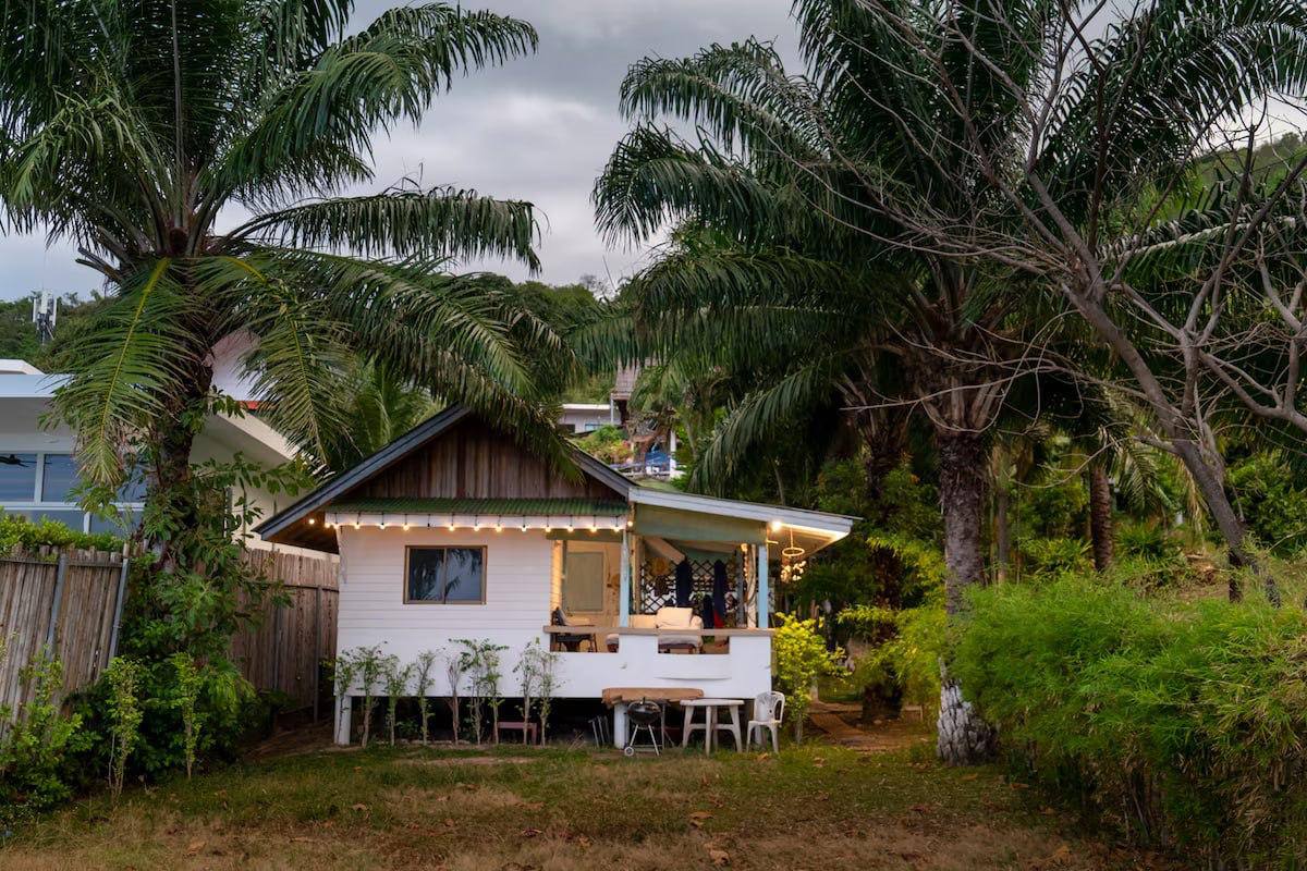 Россияне сообщают о новой схеме мошенничества при бронировании жилья в Таиланде где аферисты используют украденные личности туристов Одна из пострадавших самостоятельно организовывала поездку на Пхукет и арендовала жильё через телеграм канал Она связалась с менеджером который предложил несколько вариантов и активно продвигал свою группу После внесения предоплаты в 30 менеджер потребовал ещё 50 Заподозрив неладное девушка попросила вернуть деньги но менеджер перестал выходить на связь Позже выяснилось что настоящая менеджер также стала жертвой мошенников которые использовали её данные для обмана других туристов Теперь пострадавшая опасается за свою личность Мошеннические схемы наблюдаются не только в Таиланде но и при аренде жилья во Вьетнаме Франции Италии и Индонезии Это не первый случай когда аферисты используют документы путешественников для своих целей Подпишись control zakupka