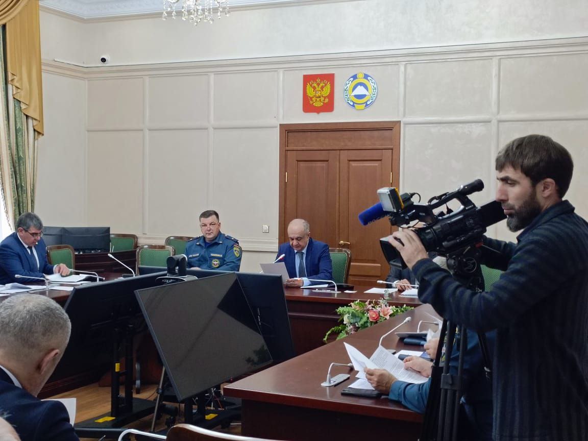 В Карачаево Черкесии на Комиссии по ЧС обсудили безопасность новогодних праздников и крещенских купаний Под председательством вице премьера КЧР Мурата Суюнчева прошло заседание Комиссии по чрезвычайным ситуациям и пожарной безопасности В работе Комиссии принял участие начальник Главного управления МЧС России по Карачаево Черкесской Республике Александр Голоколенко руководящий состав ведомства Участники совещания детально обсудили меры по обеспечению безопасности граждан в предстоящий праздничный период и подвели итоги работы за прошедший год Подробнее читай на нашем канале в MAX