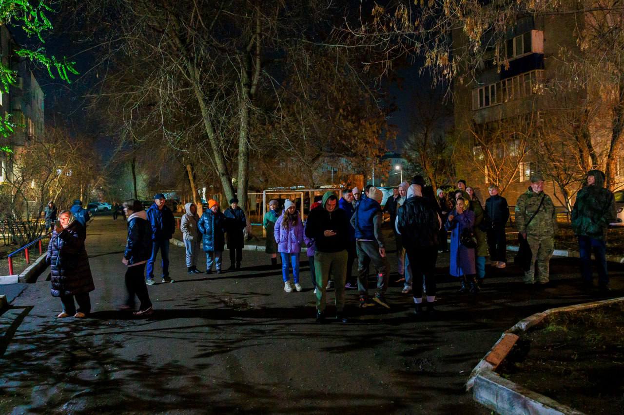 Оренбург Медиа Губернатор Оренбургской области дал поручение соответствующим ведомствам в максимально короткие сроки восстановить пострадавший от пожара многоквартирный дом в Оренбурге В настоящее время на месте происшествия находятся дознаватели они выясняют причиныпожара и устанавливают детали происшествия По поручению главы региона первый вице губернатор Сергей Балыкин контролирует ситуацию Также работает оперативный штаб под руководством врио главы города Оренбурга Альберта Юмадилова Оренбург Медиа