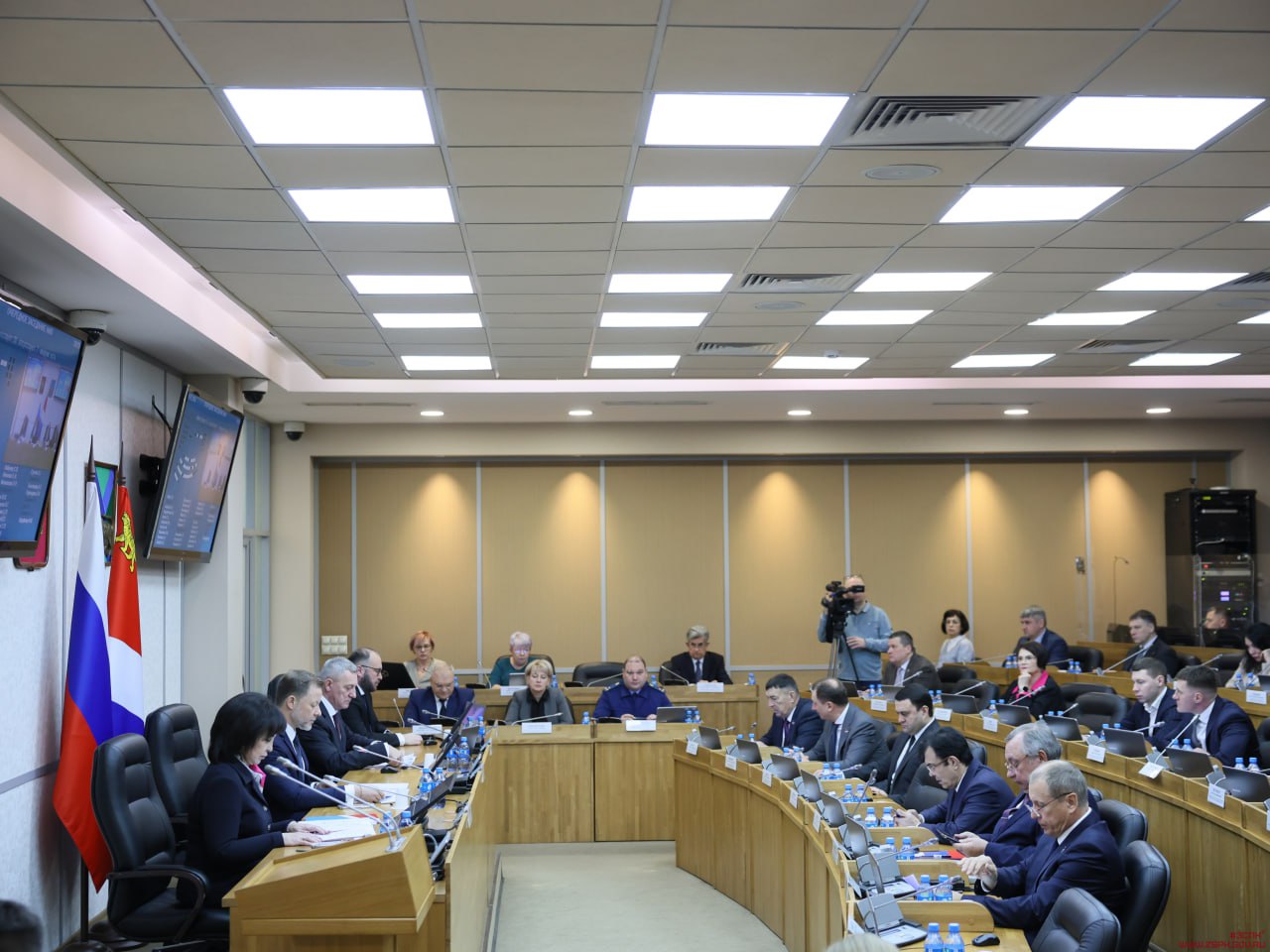 Депутаты ЗСПК утвердили первую в 2026 году корректировку краевого бюджета ℹ На заседании ЗСПК парламентарии рассмотрели и приняли поправки к главному финансовому документу региона Доходы бюджета сохранены на прежнем уровне при этом расходная часть увеличена на 2 1 млрд рублей Основной рост финансирования направлен на жильё и ЖКХ 1 5 млрд образование 984 млн строительство школ и детсадов здравоохранение 780 млн поликлиники и больницы Параметры бюджета на 2026 год доходы 255 8 млрд расходы 293 1 млрд дефицит 37 3 млрд Основная цель корректировки распределение остатков образовавшихся на бюджетных счетах на начало текущего года Это целевые средства бюджетного инфраструктурного и специального казначейского кредитов Фонда развития территорий а также пожертвования международных холдинговых компаний на поддержку инвестиционных проектов Всего за счет этих средств расходная часть краевого бюджета на 2026 год увеличена на 2 1 млрд рублей Кроме того поправками перераспределены средства по объектам строительства как отмечено в представленных депутатам документах в связи с объективно выявленной потребностью отметил председатель комитета ЗСПК по бюджетно налоговой политике и финансовым ресурсам Галуст Ахоян Полностью читайте на нашем сайте Подписывайтесь на новости парламента Приморья