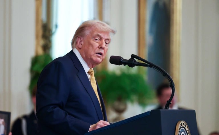"ИЗБЕГАЕТ ДОЛГОСРОЧНЫХ ОБЯЗАТЕЛЬСТВ"   ТРАМП ХОЧЕТ ДИСТАНЦИРОВАТЬСЯ ОТ КОНФЛИКТА НА УКРАИНЕ   Трамп намерен дистанцироваться от конфликта на Украине, а не содействовать его разрешению. Об этом сообщил бывший советник президента США в своей статье для The Wall Street Journal.  Несмотря на то что Трамп удовлетворил отдельные запросы о помощи Киеву, президент избегает долгосрочных обязательств и выражает недовольство американским участием в, как он считает, "европейском конфликте", считает Джон Болтон.  Решение о предоставлении помощи Украине Болтон связывает с обеспокоенностью Вашингтона по поводу низких оборонных расходов и желанием активизировать производство вооружений.  "Столкнувшись с нехваткой зенитных ракет в американских арсеналах, Трамп мог бы использовать этот момент, чтобы потребовать от Конгресса срочно увеличить финансирование производства систем ПВО. <...> Но он этого не сделал", — написал он.  Болтон также скептически оценил возможные пошлины на экспорт из России, отметив их неэффективность.   "Введение тарифов на российский экспорт в США ничего не даст. Угроза вторичных санкций против покупателей российской нефти и газа выглядит смехотворной, о чем говорят рыночные реакции", — добавил Болтон. Фото: Keystone Press Agency / Global Look Press  #аврорамедиа_мир     Telegram-экосистема АВРОРА МЕДИА МЕДИА   НОВОСТИ   РЕГИОН   ЛАЙФ   СПОРТ   ГЕРЛЗ   ХАЙТЕК  ПЕРСОНЫ   ИНСАЙД   КРИМИНАЛ   МОЛОДОСТЬ   LIVE   АВРОРА МЕДИА YOUTUBE   RUTUBE