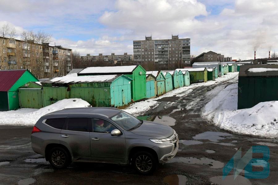 По поручению губернатора Мурманской области Андрея Чибиса для гаражных кооперативов региона будет предусмотрена отсрочка внесения арендной платы в этом году без начисления пеней  Постановлением правительства предусматривается, что арендная плата за земельный участок, предоставленный до 1 января 2025 года гаражно-строительному кооперативу для размещения индивидуальных гаражей, должна быть внесена равными долями не позднее 15 сентября и 25 ноября этого года.  «По результатам прямой линии, встреч с представителями гаражных кооперативов мы оценили возможность регулировки нового порядка. Такое решение даст время гражданам оформить землю под гаражными строениями и перейти на индивидуальные платежи, а также освободит гаражные кооперативы от начисления пеней по действующим договорам аренды земли, на период такого оформления», − отметил губернатор Мурманской области Андрей Чибис.