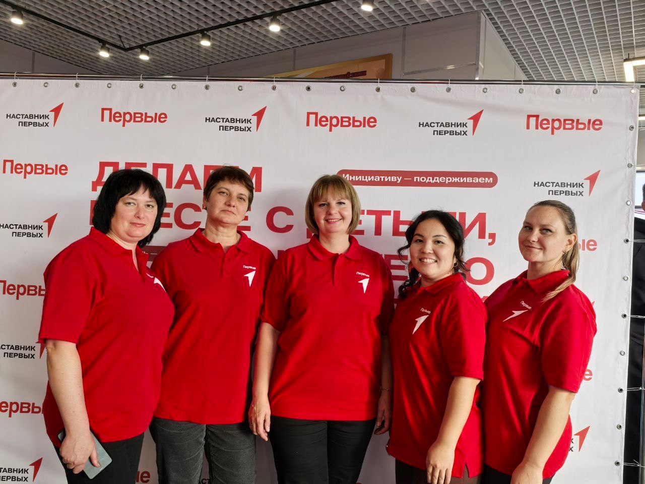 Наставники Движения Первых собрались на слёте в лагере Авангард Это по настоящему важное событие которое объединило около 200 педагогов советников по воспитанию родителей и представителей коллективных участников Движения В течение двух дней участники семинара узнавали всё про образ наставника приняли участие в проектной сессии и мастер классах прослушали лекции по кибербезопасности а еще участвовали в настоящей церемонии приёма в наставники Первых В слёте также приняли участие наставники нашего района Все участники получили яркие впечатления и новые идеи для воспитания будущего нашей страны