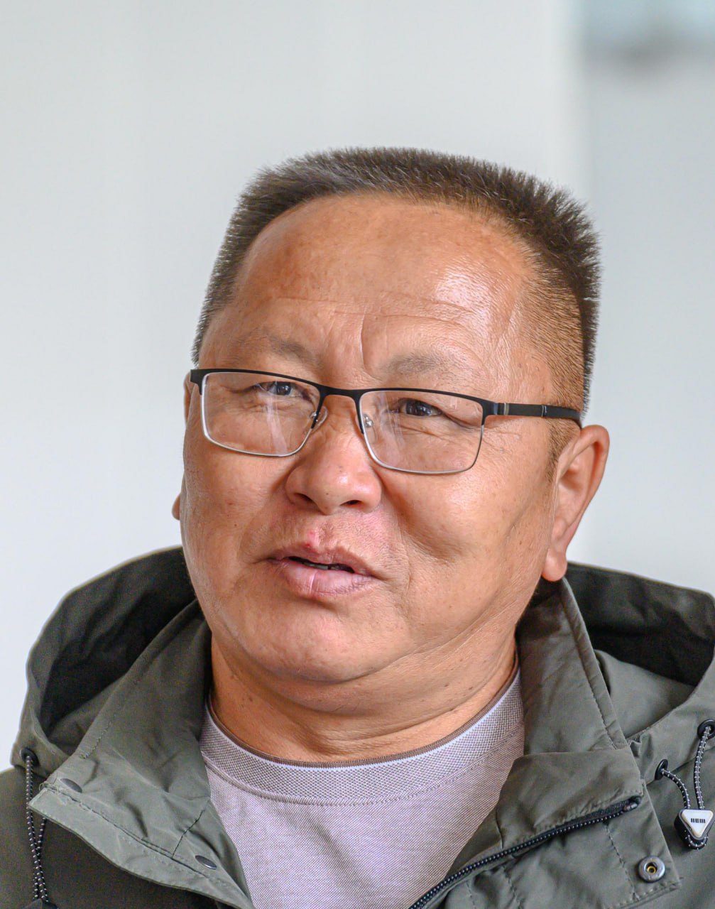 Замруководителя администрации Агинского Бурятского округа назначили Зоригто Дугарова Он родом из села Урда Ага по образованию бухгалтер Сначала он работал в колхозе потом бухгалтером в разных организациях С 2010 года возглавлял сельское поселение Урда Ага Как он сам рассказывал chitaru75 участвовал в выборах по просьбе друзей и местных жителей За время его работы на должности главы селяне собрали 5 млн рублей и привлекли федеральные программы на полмиллиарда рублей для ремонта спортивного комплекса Дома культуры и музея строительства детского сада и возведения памятника воинам героям 24 октября стало известно что глава АБО Базар Дугаржапов покинул должность по собственному желанию но источники рассказали chitaru75 что это связано с проблемами с отоплением Через день ушёл в отставку и глава посёлка Андрей Дашин 30 октября на должность и о главы округа назначили Ананду Дондокова а с 1 ноября должность главы поселка занимает Болот Аюров в статусе врио Вчера стало известно что ищут нового постоянного главу Агинского