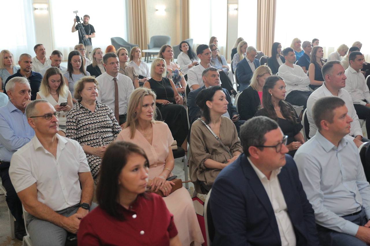 Свыше 20% налоговых поступлений в бюджет Краснодара приносит потребсфера. Уже второй год встречаемся с представителями отрасли в преддверии Дня торговли. Чтобы пообщаться и отметить тех, кто помогает Краснодару достигать высоких показателей.   Нам есть, чем гордиться. Так, за последние три года объём оптовой торговли в Краснодаре вырос на 59%.  Особенную нишу занимают в городе гастропредприятия. Вся страна знает, насколько в Краснодаре вкусно готовят. 12 ресторанов кубанской столицы входят в список лучших заведений России.  За 15 лет Краснодар вырос вдвое. И не только в количестве населения, но и в качестве жизни. Администрации крайне важно чувствовать поддержку со стороны бизнеса. В том числе в вопросах рекламы и вывесок. Ведь торговля – это лицо города. Обсудили новые Правила размещения и содержания информационных конструкций.  Также говорили о дорожном строительстве, воспитании молодых кадров, украшении города. Уже есть желающие стать участниками первого гастрофестиваля на событийной площадке.   И вновь выражаю особую благодарность тем, кто помогает фронту. Вместе мы победим!   #экономикаКРД