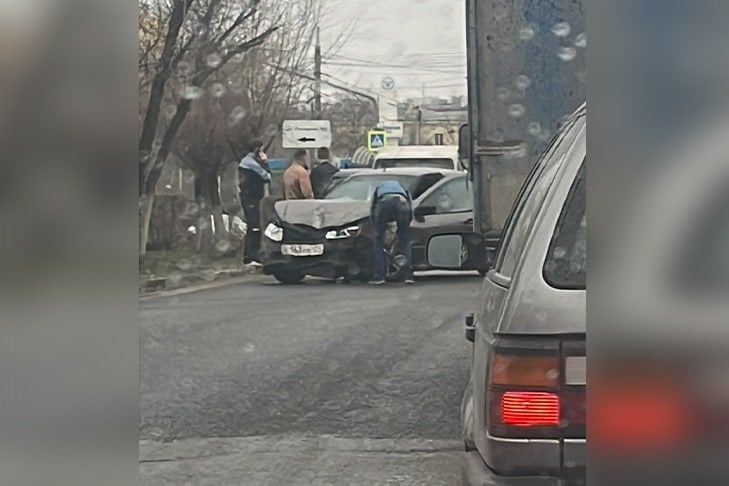 В Волгограде очевидцы засняли последствия ДТП у остановки «35-я Гвардейская»  В Советском районе Волгограда произошла авария на оживлённом участке ул. Электролесовской. Как сообщает ИА «Высота 102», здесь на перекрёстке с ул. Краснопресненской, напротив трамвайной остановки «35-я Гвардейская», столкнулись два легковых автомобиля.  - В 09:00 напротив дома № 37/1 по ул. Электролесовская произошло столкновение автомашин LADA Largus и LADA Granta, - уточнили в пресс-службе ГУ МВД России по Волгоградской области.  Примечательно, что, по словам местных жителей, аварии здесь происходят регулярно из-за желания некоторых автолюбителей проскочить на последних секундах светофора.   Подробнее