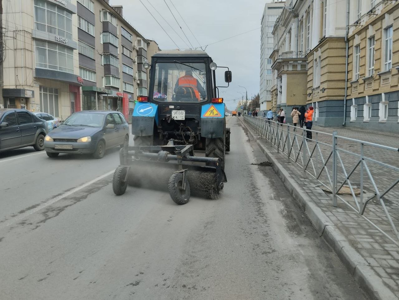 В Курске коммунальщики продолжают межсезонные работы.     На дорогах Курска задействовано 53 единицы техники и 61 человек. Специалисты продолжают убирать грязь, снег и мусор.   Аналогичные работы проводятся в общественных пространствах, в порядок прогулочные зоны приводят 38 человек и 10 спецмашин.