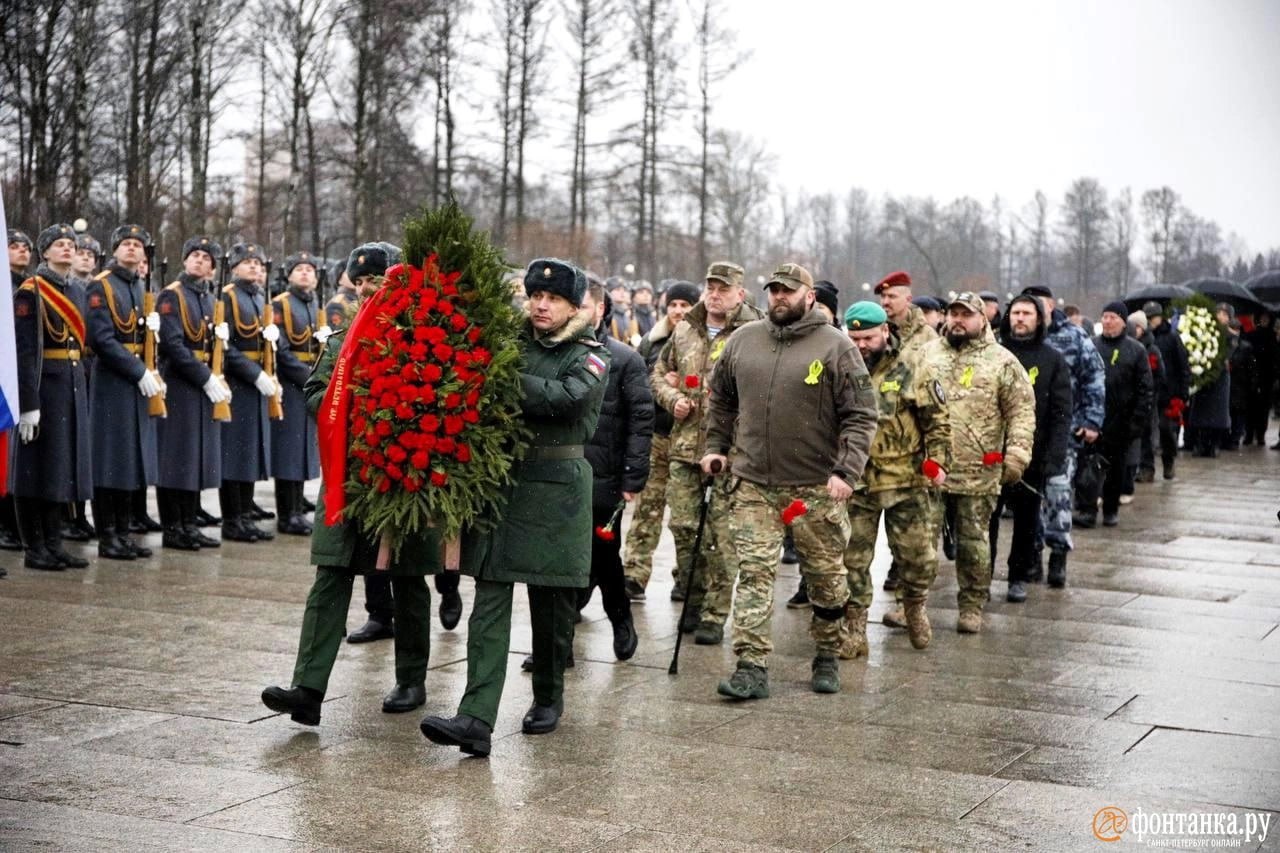 На Пискаревском кладбище возложили венки к монументы «Мать — Родина» в День полного снятия блокады Ленинграда    Валентин Егоршин\«Фонтанка.ру»