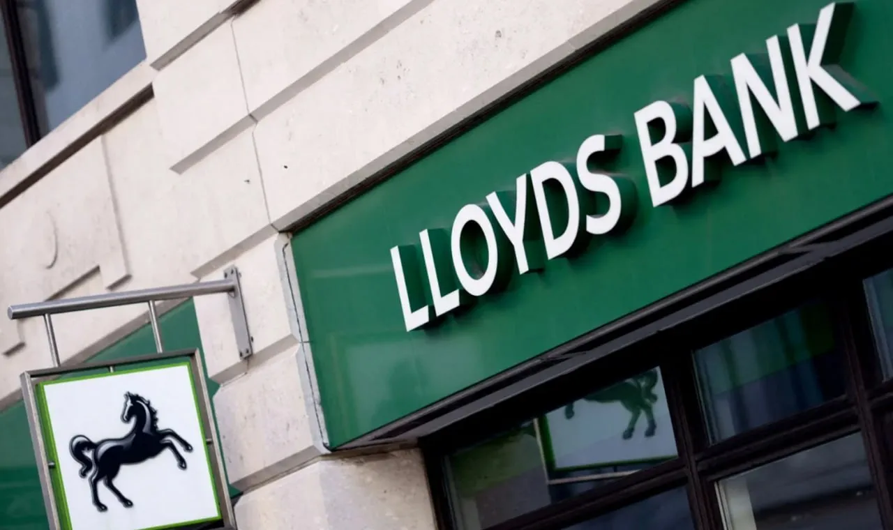 Банк Lloyds Banking Group начал использовать специального ИИ ассистента на уровне совета директоров что вероятно является первым подобным случаем среди крупных компаний Великобритании The Times Бот обучен специально под задачи топ менеджмента Он будет использоваться для исключения человеческой предвзятости при принятии решений на заседаниях совета директоров и предоставления консультаций по вопросам кибербезопасности а также анализа конфиденциальной информации