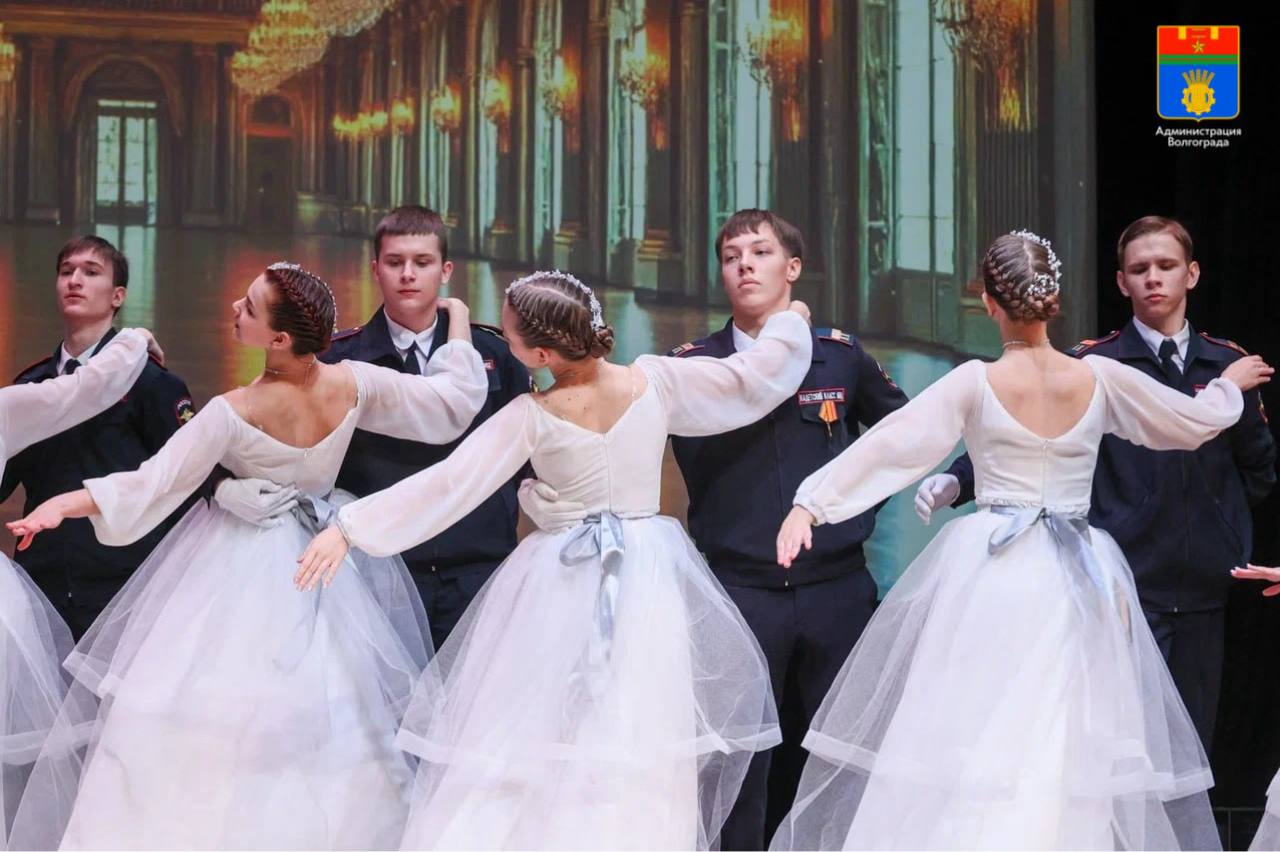 В Волгограде назвали победителей отборочного тура кадетского бала Участие приняли более 230 классов из 21 образовательного учреждения Гостями также стали представители школы 28 из Мариуполя 1 место школа 140 Советского района 2 место МОУ СШ 110 Кировского района 3 место школа 7 им А Н Пахмутовой Дзержинского района и школа 106 Советского района Гран при лицей 6 Ворошиловского района Заключительный тур пройдет 25 декабря в музтеатре Будет определена лучшая бальная пара Прима и Премьер бала Подписаться Перейти на сайт MAX