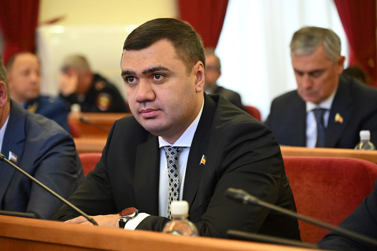 24 е заседание ЗСРО Депутаты актуализировали состав комиссии Законодательного Собрания Ростовской области по взаимодействию с участниками специальной военной операции и поддержке членов их семей Из состава комиссии выведены Владимир Ревенко и Лидия Новосельцева чьи депутатские полномочия были досрочно прекращены в феврале и сентябре текущего года В состав комиссии вошли депутаты донского парламента Сергей Ковалев и Раджив Мирзалиев Законодательное Собрание Ростовской области