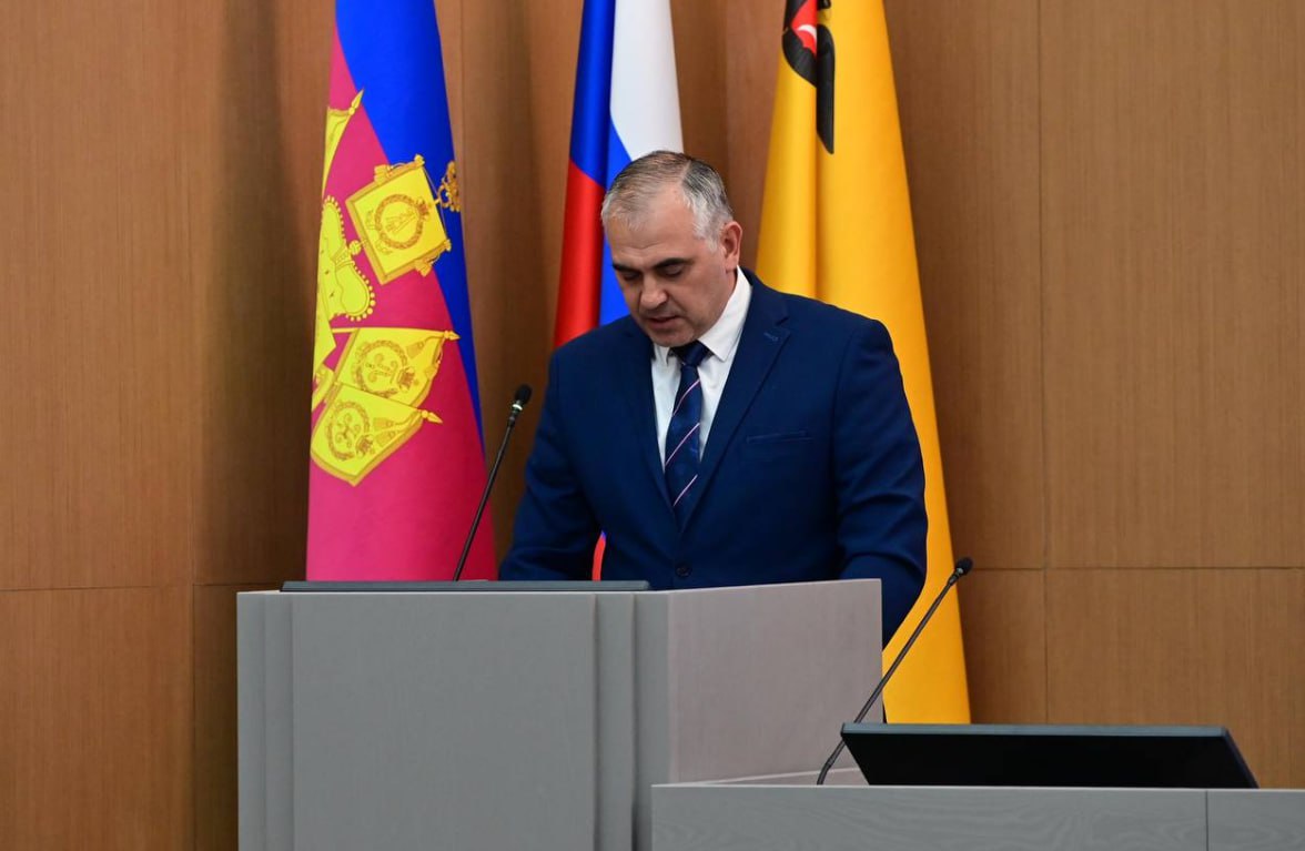 Рафаэль Бегляров рассказал о планах по озеленению Новороссийска В 2025 году планируется высадка 327 093 цветов, 4802 кустарника и 575 деревьев. В настоящее время на территории Новороссийска осуществлена посадка 272 100 цветов, 4 237 кустарников и 561 дерева. Благодаря акции «Сад памяти» в текущем году во всех внутригородских районах высажено 3 637 зеленых насаждений. Центром озеленения и благоустройства заключен контракт на поставку 426 деревьев, которая ожидается до 30 сентября 2025 года. На набережной им. Адмирала Серебрякова установлено 27 новых вазонов взамен старых, утративших декоративный вид и не подлежащих восстановлению. До конца августа текущего года будут заключены контракты на высадку многолетних деревьев и кустарников в 32 новых вазона, а также контракт на посадку и уходные работы на территории памятника «Отцам-основателям». На сайте Мой-Новороссийск.рф продолжает свою работу счетчик зеленых насаждений. С 2022 года по настоящее время числится 40 435 зеленых насаждений, высаженных на территории Новороссийска.