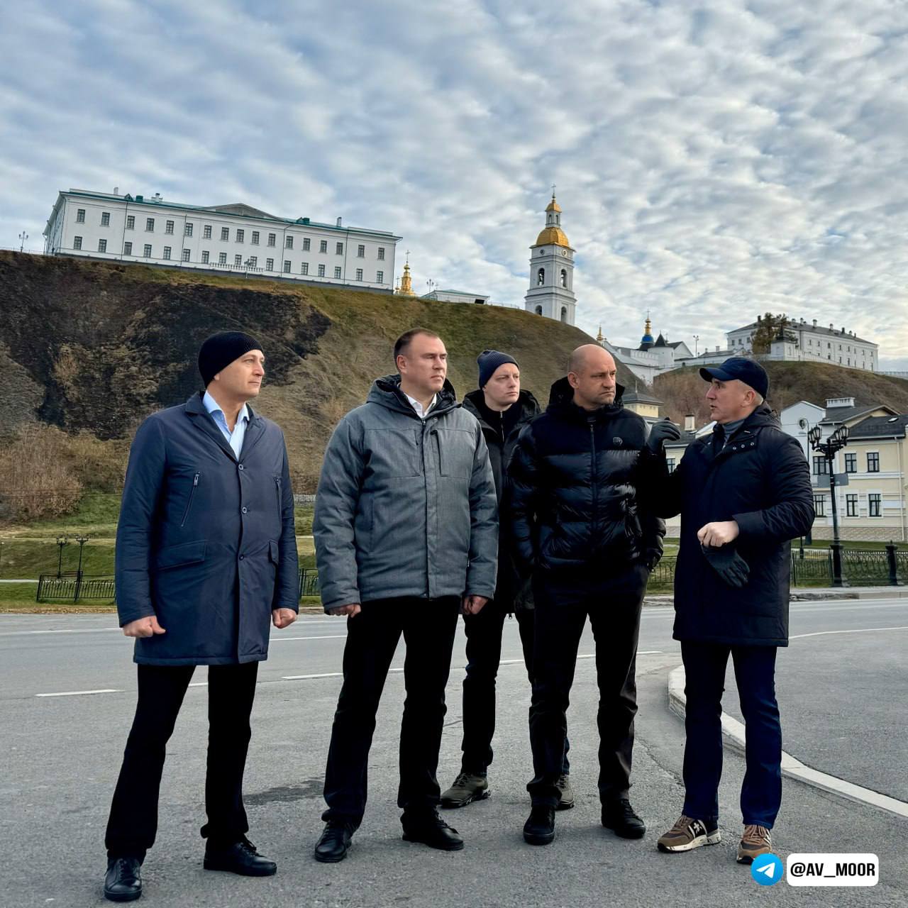 Полпред УрФО и губернатор Тюменской области посетили Тобольск   Сегодня Артем Жога впервые приехал в Тюменскую область с рабочим визитом. Вместе с Александром Моором он посмотрит Тобольск.   Жога осмотрит исторические места и красоты города. На фото под сообщением видно, что политики уже прибыли в Тобольск.   : Телеграм/Александр Моор  Подписаться