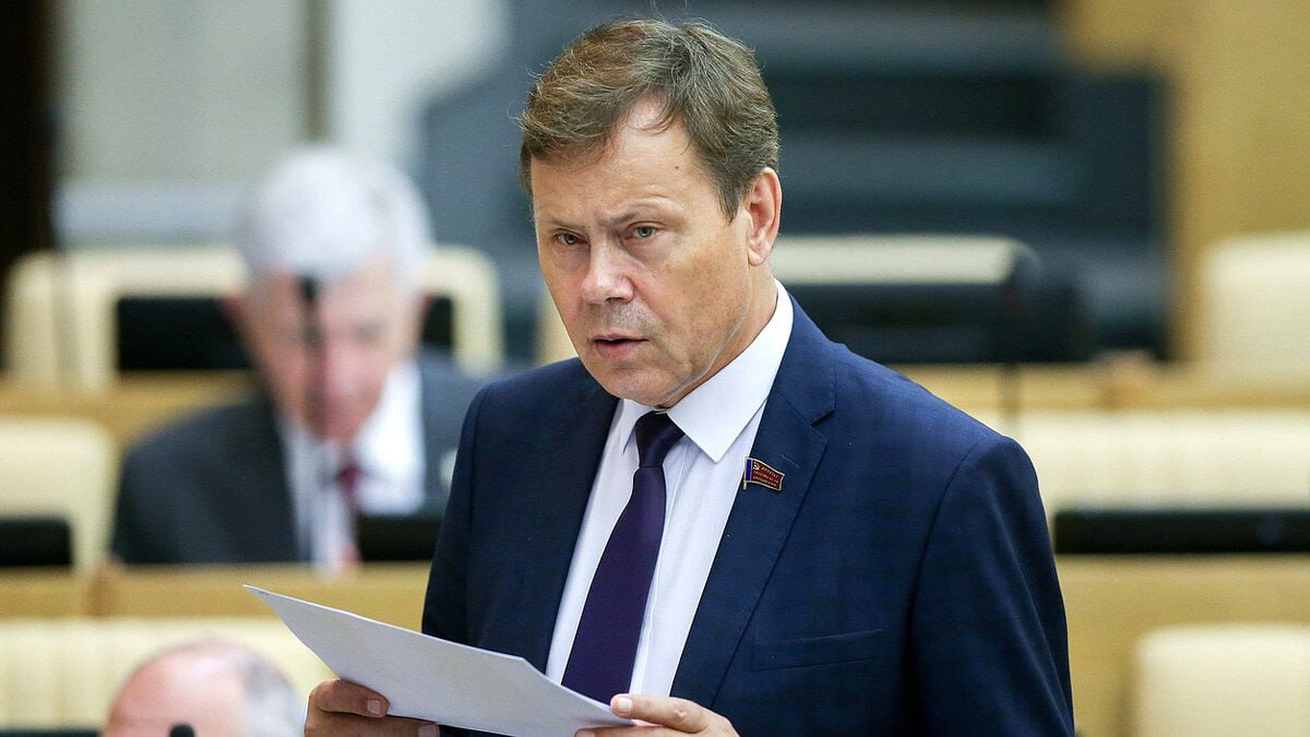 Интернет приносит больше вреда чем пользы в Думе предложили отключать россиянам весь интернет на неделю По мнению депутата Арефьева такая мера позволит людям сберечь зрение и нервы а заодно поможет бороться с игроманией Москва сейчас Подписаться Прислать новость