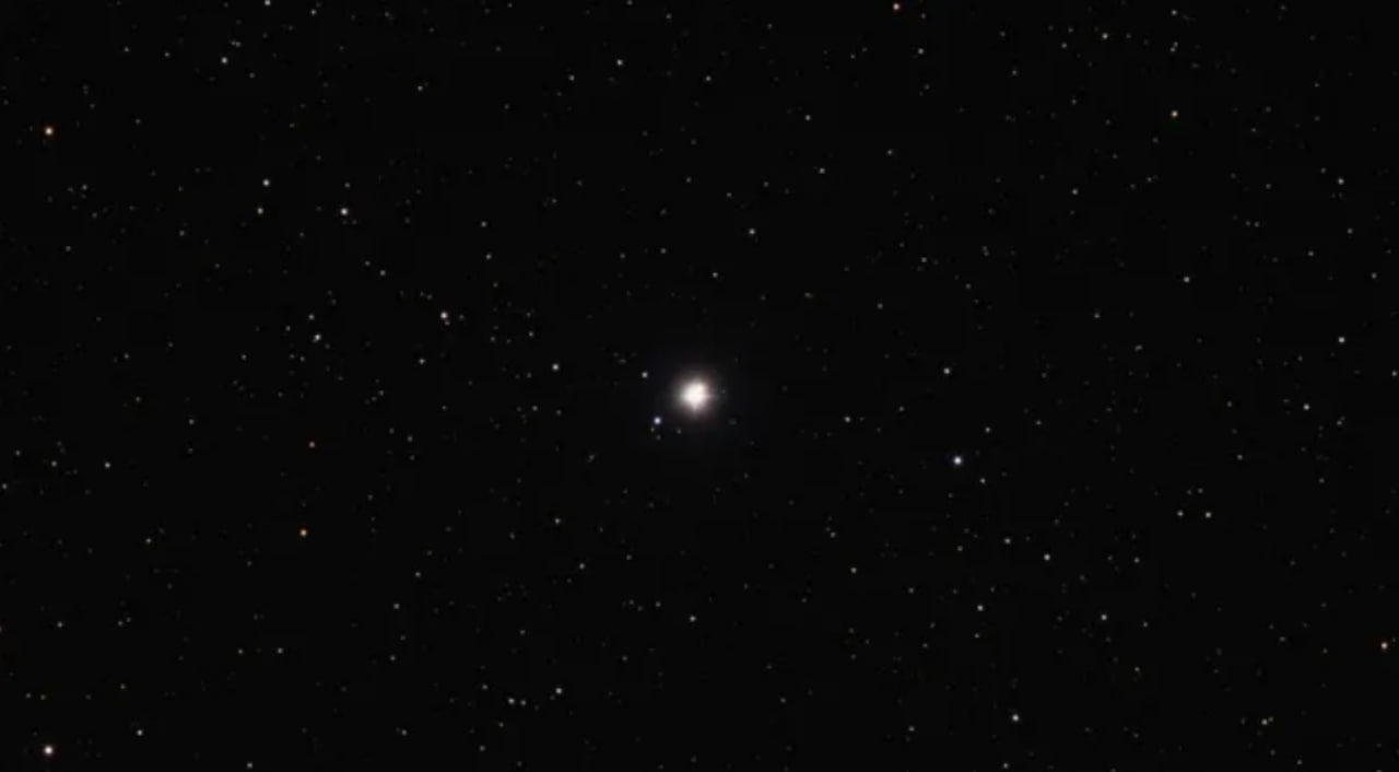 Ученые считают что искать инопланетян нужно в этой двойной звездной системе в чем причина Относительно близко расположенная к Земле двойная звездная система является подходящим местом для поиска внеземной жизни Эта система вероятно имеет уникальные особенности Ученые считают что отличным местом для поиска пригодных для жизни планет является двойная звездная система Эта Кассиопеи которая находится на расстоянии 19 световых лет от нас Это близкое расстояние по космическим меркам Астрономы смоделировали орбитальную динамику этой звездной системы и пришли к выводу что в ней нет планет гигантов или планет которые находятся дальше восьми астрономических единиц 8 расстояний от Земли до Солнца от ее главной звезды Но небольшие планеты похожие на Землю могут находиться в зоне обитаемости главной звезды Подробнее читайте в нашей рубрике Фокус Наука