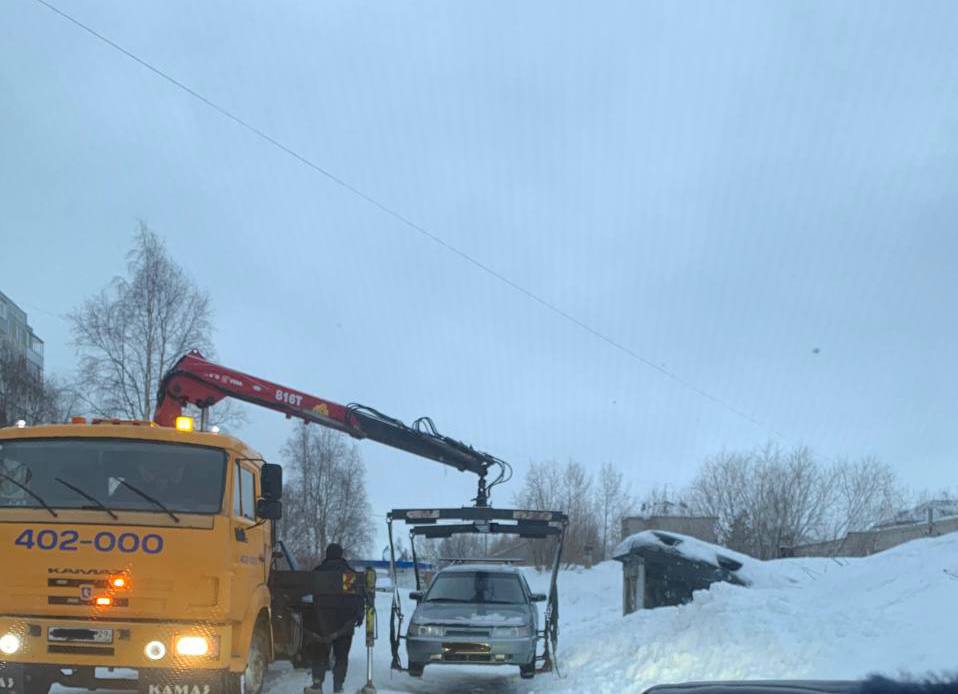 Житель Архангельска влез в долговую яму, что привело к аресту его авто   В отношении 42-летнего архангелогородца судебными приставами Октябрьского округа ведётся несколько исполнительных производств на общую сумму более 600 тысяч рублей. Здесь и неоплаченный штраф ГИБДД, и задолженность по налоговым платежам, и внушительный долг в пользу физлица.  Самостоятельно мер к погашению долгов северянин не предпринимал. Хотя из его зарплаты удерживались деньги, но полный расчёт со взыскателем лицом затянулся бы на длительный срок.  Приставом установил, что у должника имеется свой автомобиль. В связи с тем, что местонахождение машины было неизвестно, её объявили в розыск.  Вскоре поступила информация — мужчина мог проживать у своей подруги. Ранним утром при проверке близлежащих территорий разыскиваемый автомобиль был обнаружен.  В присутствии владельца и понятых авто арестовади, а затем эвакуировали на спецстоянку.   Фото: УФССП по Архангельской области