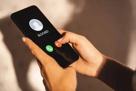 В России хотят заблокировать звонки с иностранных номеров Мошенники стали в 16 раз чаще звонить с поддельных зарубежных номеров Такие звонки идут через интернет телефонию минуя мобильных операторов поэтому их сложно автоматически блокировать Законопроект пока разрабатывается Планируется что абоненты смогут сами запрещать входящие звонки с иностранных номеров Остальные международные вызовы будут помечаться специальным индикатором Поддерживаете идею да постоянно звонят какие то непонятные номера нет это не поможет Кубанские Новости Мы в MAX