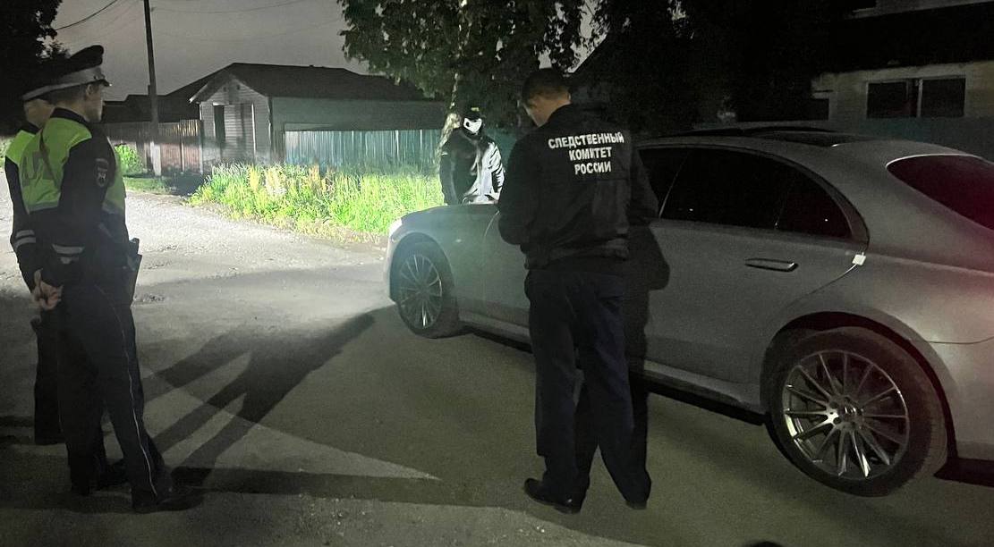 Жителя Елизова будут судить за наезд на полицейского во время погони Следственный отдел по г Елизово завершил расследование уголовного дела в отношении 36 летнего местного жителя обвиняемого в посягательстве на жизнь сотрудника правоохранительных органов Об этом сообщила пресс служба краевого Следственного комитета По данным следствия инцидент произошел 5 июля текущего года в Елизово Во время профилактического мероприятия на территории торгового центра на улице Ленина сотрудники полиции проверяли документы у водителей и пассажиров Обвиняемый находившийся в состоянии алкогольного опьянения отказался подчиниться законным требованиям об остановке транспортного средства и попытался скрыться Его автомобиль был остановлен на улице Ленинградская Как установило следствие мужчина отказался покидать автомобиль и желая избежать административной ответственности совершил наезд на сотрудника правоохранительных органов В результате наезда потерпевший перевернулся через капот движущегося автомобиля и упал на землю получив телесные повреждения В настоящее время обвиняемый содержится в следственном изоляторе Уголовное дело с утвержденным обвинительным заключением передано в суд для рассмотрения по существу Подписаться Предложка ЧАТ САЙТ kamchatka aif ru