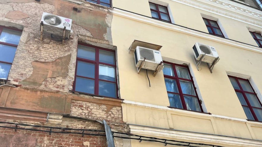  Минстрой в 3-й раз пытается найти подрядчика для ремонта строительного техникума в центре Воронежа На этот раз заявки принимают до 16 июня. Начальная цена – 59 млн. Здание на проспекте Революции выглядит откровенно плохо и наверняка отбивает всякое желание учиться на строителя. Учреждение разрушается, кажется, вечность. И подвижек с ремонтом нет. Мы связались с местными строителями-олигархами, чтобы узнать, что можно сделать со зданием техникума и могут ли они оказать спонсорскую помощь профильному учебному заведению. Гендиректор ДСК Андрей Соболев: – Я знаю, что с этим зданием что-то не так. Но я не эксперт в этой сфере. Я просто строитель, при этом – не очень хороший, – заявил гендиректор ДСК Андрей Соболев. Глава ГК «Развития» Сергей Гончаров: – Вы мне предлагаете выступить спонсором фасада техникума? Предложите это всему сообществу предпринимателей. Я что, банк? У меня что, денег много? Почему власти не могут провести гуманитарную помощь? Пусть чиновники продадут это здание любому нормальному застройщику, а не уродуют город. А руководитель компании «Квартал» Дмитрий Лукинов и вовсе бросил трубку, когда услышал, что ему звонит журналист. Генеральный директор ГК «Еврострой» Михаил Гусев попросил перезвонить ему. И больше на звонки не отвечал. Член комиссии гордумы по градостроительной деятельности и представитель «Завода ЖБИ-2» Артём Чекмарёв на вопросы не ответил. Выйти на связь не вышло и с заместителем директора по производству «ИП К.И.Т» Вячеславом Куликовым.