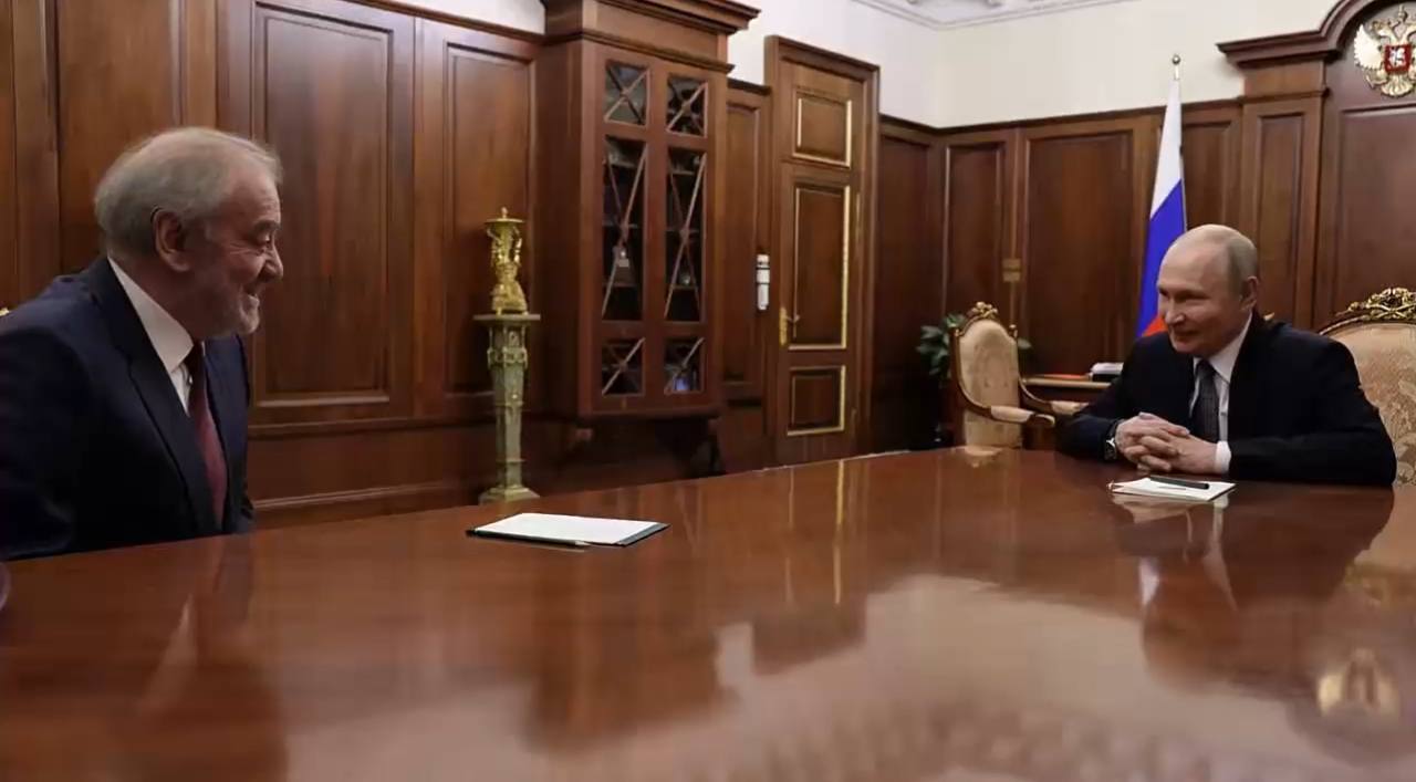 Президент России поручил увековечить память Юрия Темирканова Глава КБР Казбек Коков опубликовал на своих официальных страницах в соцсетях видеоролик о вчерашней встрече в Кремле Президента России Владимира Путина и дирижера Валерия Гергиева Накануне поздно вечером наш Президент Владимир Владимирович Путин провел встречу с дирижёром художественным руководителем и генеральным директором Государственного академического Мариинского театра генеральным директором Государственного академического Большого театра России Валерием Абисаловичем Гергиевым Подробнее здесь Подписывайтесь на РИА КБР в МАХ