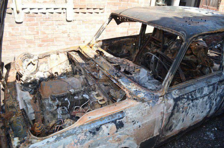 В Чобручах сгорели «Жигули» По Советской улице 11 июня днём ехал мужчина. Когда остановился, из-под капота повалил дым. Водитель аккуратно приоткрыл откидную покрышку и перекрыл кран газоборудования. После вместе с соседом пытались с помощью содержимого двух огнетушителей сбить огонь, но безуспешно. Хозяин вызвал пожарных, которые потушили охваченные огнём «Жигули». Автомобиль полностью сгорел. Фото из интернета. Пресс-центр МВД ПМР