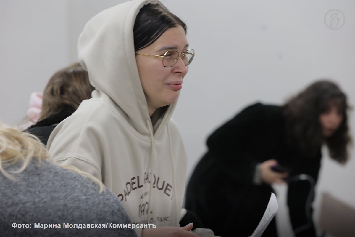 Академический районный суд Екатеринбурга приговорил бывшую участницу телешоу Дом 2 Яну Макарову к пяти годам колонии общего режима Согласно обвинению она выманила у своего возлюбленного женатого мужчины порядка 23 4 млн руб на содержание их общего ребенка которого она выдумала Во время следствия девушка вину не признавала Исполнение приговора отсрочено до 2035 года пока ее существующему несовершеннолетнему ребенку исполнится 14 лет Подробности уголовного дела в материале Ъ Урал kommersantural