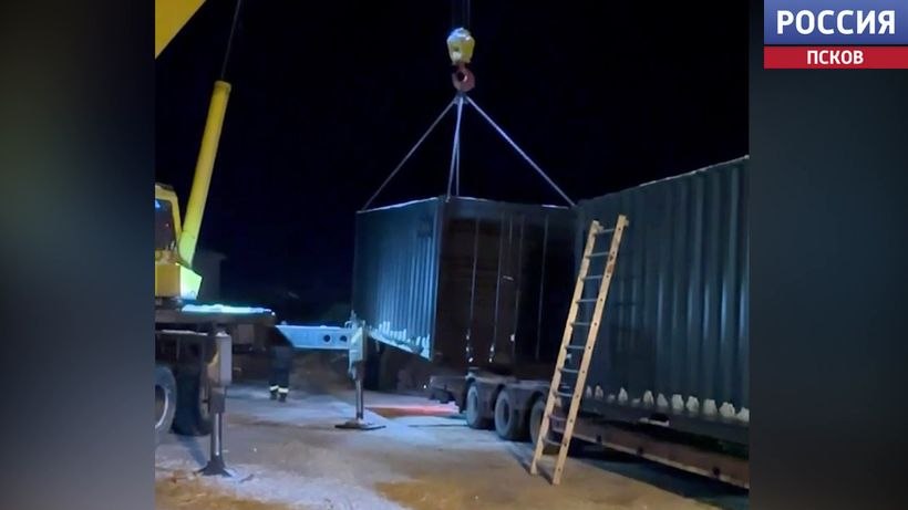 Две модульные котельные прибывшие накануне в Заплюсье специалисты уже присоединили к электросетям Их мощность равна мощности стационарной котельной имеющейся в поселке Подготовлены емкости под дизельное топливо запас которого будет обеспечен силами подрядной организации по заявкам администрации округа Сегодня на объекте кипит работа прокладывают сети подключения производят пусконаладку К концу суток планируют перейти к переподключению и подаче теплоносителя Действующая же котельная по словам главы муниципального округа Натальи Ивановой вышла на необходимые параметры температурного режима И как сегодня установил суд котельная в поселке вышла из строя из за некачественного топлива Кроме того бездействие администрации округа признано незаконным Суд обязал немедленно принять меры для восстановления теплоснабжения