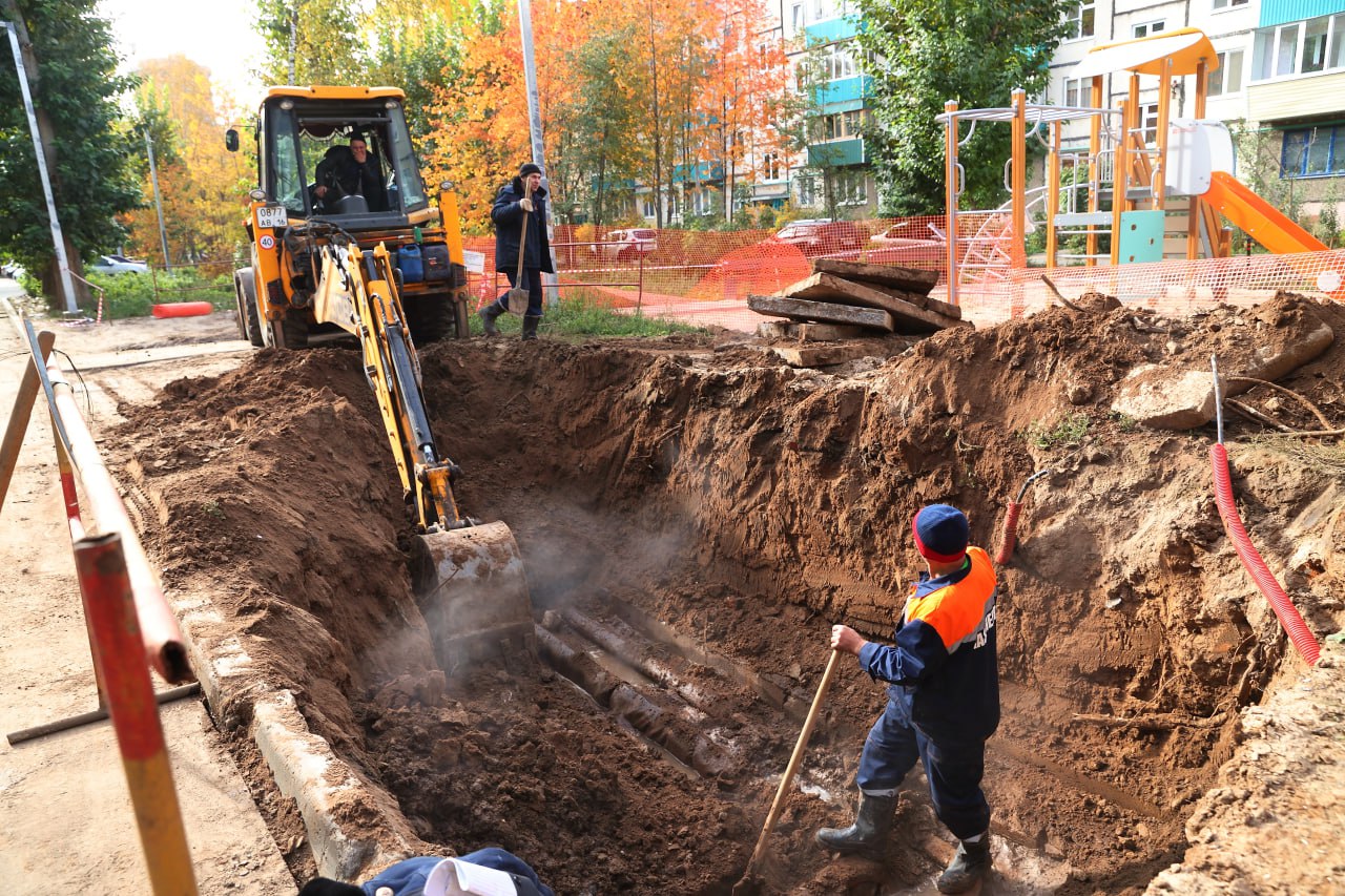 Рустам Минниханов Если нет нормального водоснабжения то какое настроение может быть у людей Реновации коммунальных систем в Татарстане в ближайшие годы будет уделено особое внимание Об этом сообщил на пресс конференции Раис РТ Рустам Минниханов В этом году мы резко увеличили финансирование на обновление коммунальной инфраструктуры В следующем оно будет не меньше потому что нужно менять 30 системы Будем эту тему очень серьезно двигать заявил Минниханов По федеральной оценке программа замены коммунальных сетей обойдется в 4 5 трлн рублей В Татарстане нашли следующее решение республика вкладывает в это свои средства а ей списывают долг перед федеральным бюджетом пояснил Раис Татарстана Инфраструктура это качество жизни людей Если у вас нет нормального водоснабжения энергии тепла то какое настроение может быть у людей Это важное направление подчеркнул Рустам Минниханов iatatarinform tatarinform