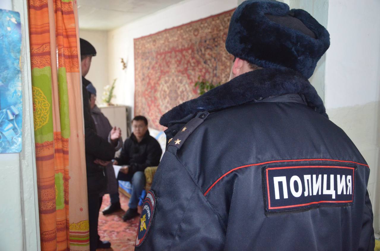 Магаданские полицейские возбудили уголовное дело в отношении местного жителя, решившего исчерпать конфликт с соседом выстрелом пистолета Дознавателем Отдела МВД России по г. Магадану возбуждено уголовное дело в отношении 44-летнего местного жителя, подозреваемого в умышленном причинении легкого вреда здоровью гражданина. Между фигурантом и его 34-летним соседом произошел конфликт в доме на улице Кольцевой. Разговор мужчин на повышенных тонах завершился выстрелом из травматического оружия. Причиной столь необдуманного поступка стала громко играющая музыка в квартире потерпевшего. С ранением живота бригадой скорой помощи он был доставлен в медицинское учреждение. Местонахождение стрелявшего установлено сотрудниками патрульно-постовой службы полиции. Оружие было изъято. Максимальное санкция п. «в» ч. 2 ст. 115 УК РФ предусматривает лишение свободы на срок до двух лет. Полицейскими Отделения МВД России «Ольское» установлен 35-летний гражданин, подозреваемый в умышленном повреждении чужого имущества. Находясь на мысе Нюкля, мужчина повредил капот, боковое зеркало и лобовое стекло на автомобиле, принадлежащем его бывшей супруге. Общий ущерб составил свыше 36 тысяч рублей. Возбуждено уголовное дело по признакам преступления, предусмотренного ч. 1 ст. 167 УК РФ умышленные уничтожение или повреждение имущества . Максимальная санкция – лишение свободы на срок до двух лет. Всего за минувшие сутки: ⏺зарегистрировано 168 сообщений о происшествиях и преступлениях; ⏺в дежурные части за различные правонарушения доставлены шесть человек.