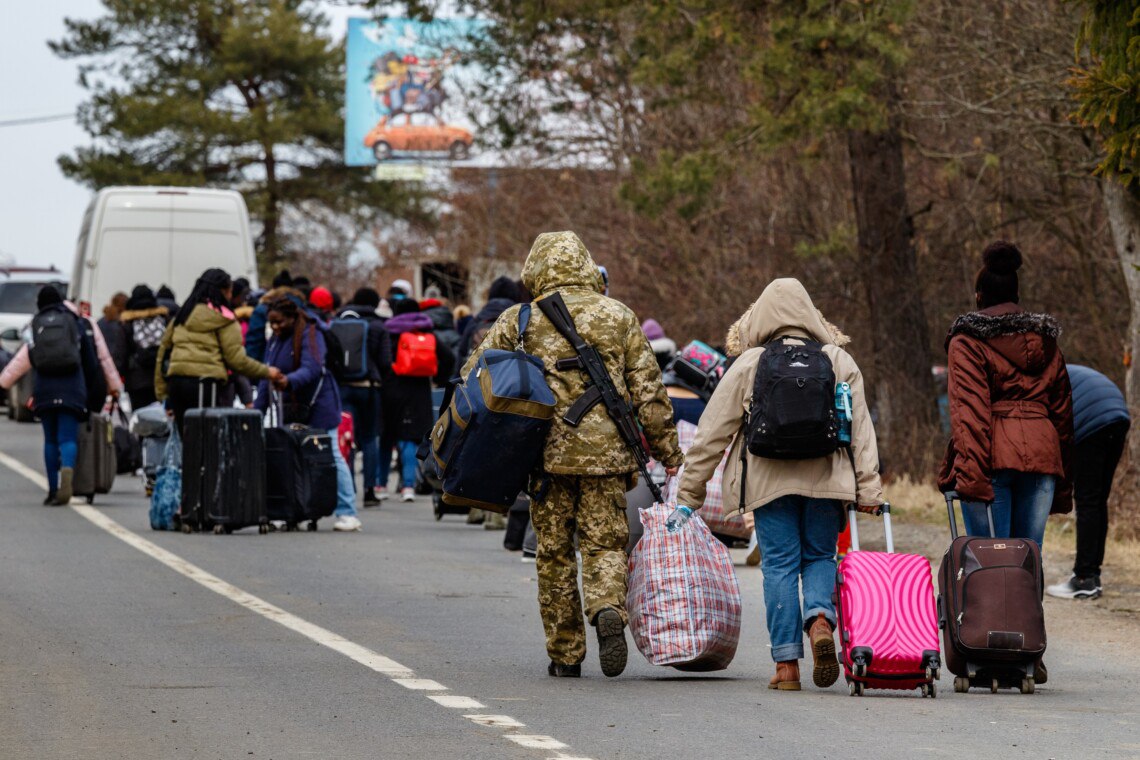 Покинуть Украину навсегда после открытия границ хотел бы каждый четвертый мужчина  25%  и каждый третий молодой украинец 18-29 лет  33% .  Об этом свидетельствует опрос Фонда демократической инициативы.  Вот настоящие итоги Зеленского. Даже крайне боязливые украинские социологи дают мрачную картину будущего. Поэтому и боевые действия он никогда не остановит. Просто потому, что дальше придется говорить о выборах и открывать границы.  А нам нужно готовится к тому, что на наших границах возродится самое настоящее перекати-поле. Тоже самое было в 17 веке и поменялось только после того, как пришла большая Россия.