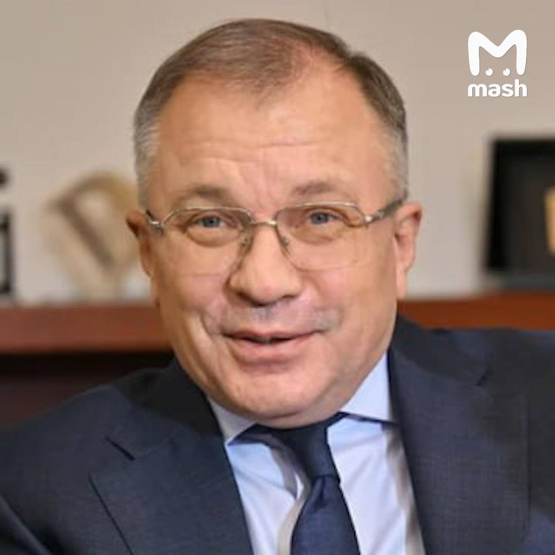 Глава Агентства по страхованию вкладов Андрей Мельников арестован по подозрению в коррупции в Москве Он в СИЗО Лефортово показания на него дала экс топ менеджер АСВ Ольга Долголева По данным Mash Мельникова арестовали ещё вчера а во вторник 21 октября в госкорпорацию пришли с обысками силовики В пятницу адвокаты директора АСВ планируют подавать апелляцию 1 сентября бывшие топ менеджеры АСВ признали вину в деле о крупном мошенничестве Бывшим замам генерального директора Александру Попелюху Ольге Долголевой и ещё семерым сотрудникам вменяют хищение около 4 миллиардов рублей Которые они получили предварительно от эксплуатации новосибирского аквапарка Аквамир что под управлением АСВ Подписывайся на Mash