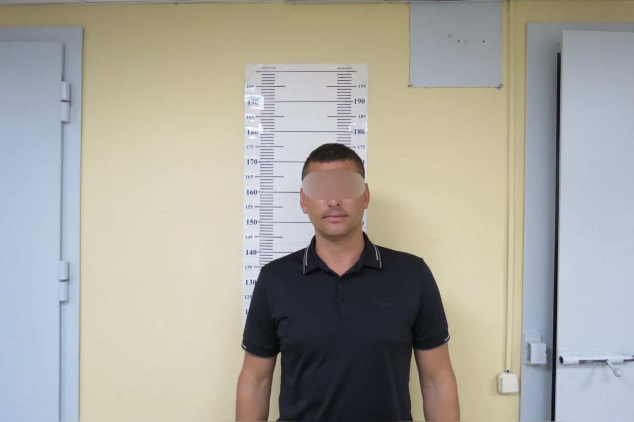 В Кольцово пьяный 34 летний екатеринбуржец устроил дебош в самолете летевшем из Дубая Мужчина матерился и не реагировал на замечания окружающих Екатеринбуржец возвращался с отдыха Во время полета мужчина громко разговаривал и выражался нецензурной бранью Другие пассажиры сделали замечание шумному попутчику однако нарушитель не успокоился начал возмущаться и конфликтовать с окружающими На требование командира воздушного судна прекратить противоправное поведение мужчина также не реагировал сообщили в УТ МВД России по УрФО Нарушителя задержали и доставили в дежурную часть после чего направили на освидетельствование на состояние опьянения однако он отказался его проходить В отношении задержанного транспортные полицейские составили административные протоколы по части 1 статьи 20 1 КоАП РФ и по части 6 статьи 11 17 КоАП РФ До рассмотрения протокола гражданина поместили в специальное помещение для задержанных лиц УТ МВД России по УрФО justmediaru