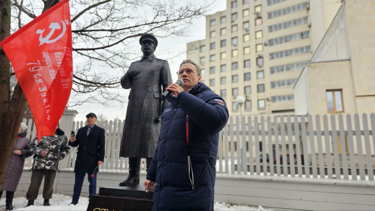 Суд постановил убрать памятник Сталину в Вологодской области Арбитражный суд Вологодской области распорядился передать памятник Иосифу Сталину, установленный полгода назад на территории дома-музея «Вологодская ссылка», изготовителю — предпринимательнице Екатерине Ложеницыной. Кроме того, женщину обязали вернуть в региональный бюджет 10,5 млн рублей, потраченных на установку монумента. Силовики ранее заявили, что контракт на установку памятника заключили с нарушением законодательства. По мнению прокуратуры, стоимость установки памятника в 10,5 млн рублей завышена, а музей не имел права подписывать контракт без конкурса. Губернатор Вологодской области Георгий Филимонов, по чьей инициативе памятник открыли в декабре 2024 года, повторил, что монумент сносить не будут: «Обсуждаются лишь правовые нюансы процедуры оформления документов, а не судьба монумента. <...> Сам объект вне обсуждения. Будет стоять. Спешу успокоить фантазеров», — написал чиновник. Читать без VPN Подписаться на «Новую-Европа»