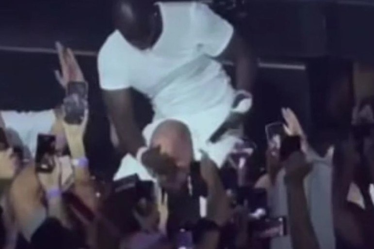 Рэпер Akon забрался на плечи охраннику и ударил его на концерте в Сочи  8 августа во время своего концерта в ледовом дворце «Айсберг» Akon забрался на плечи охранника и пошлепал его по лицу.  Охранник не отреагировал на такой неоднозначный поступок. Позже он объяснил это тем, что не хотел срывать шоу, подвергать опасности других зрителей, а также ставить под угрозу организатора мероприятия и своего начальника.