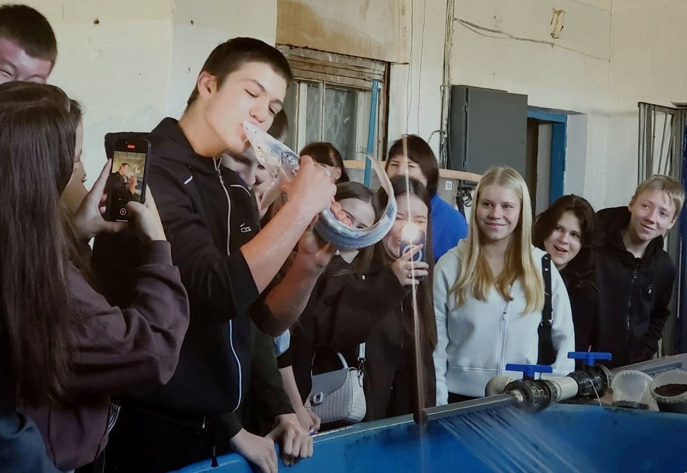 В Астрахани проходят профтуры для школьников и студентов но есть ли в них смысл В октябре 2025 года кадровые центры Астраханской области организовывали 80 экскурсий для 1015 школьников и 630 студентов Ребята посетили 59 ведущих промышленных предприятий региона Цифры действительно внушительные однако возникает закономерный вопрос насколько эффективны подобные профессиональные экскурсии Мы обсудили этот вопрос с коллегой из дружественного астраханского СМИ Подробнее astrakhan su 339566 Мы в Max Подпишитесь