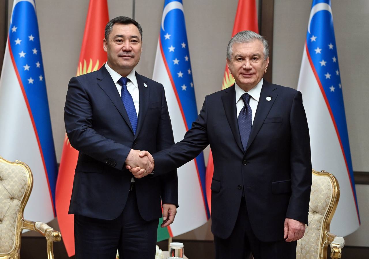 Садыр Жапаров провел телефонный разговор с Шавкатом Мирзиёевым Лидеры стран обсудили развитие кыргызско узбекских отношений Отметили рост товарооборота и сотрудничество по крупным проектам включая железную дорогу Китай Кыргызстан Узбекистан и Камбар Атинскую ГЭС 1 а также затронули вопросы региональной повестки