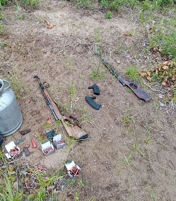 Тайник с оружием обнаружили во время рейда на охраняемой территории в Забайкалье Специалисты отдела охраны окружающей среды Минприроды Забайкалья совместно с представителями общины "Гуля" обнаружили тайник с нарезным оружием во время рейда на территории традиционного природопользования коренных малочисленных народов в Тунгиро-Олёкминском округе. По словам главного инженера отдела охраны окружающей среды Минприроды края Владимира Фадаева, в тайнике обнаружили две единицы нарезного оружия, более 100 штук патронов к ним и другие предметы. Все материалы передали в районный отдел полиции. Кроме этого, в правоохранительные органы было передано видео с возможными владельцами данного оружия и боеприпасов. Фото и видео: тг-канал 18+ Минприроды Забайкалья ChitaMedia Забайкальский край