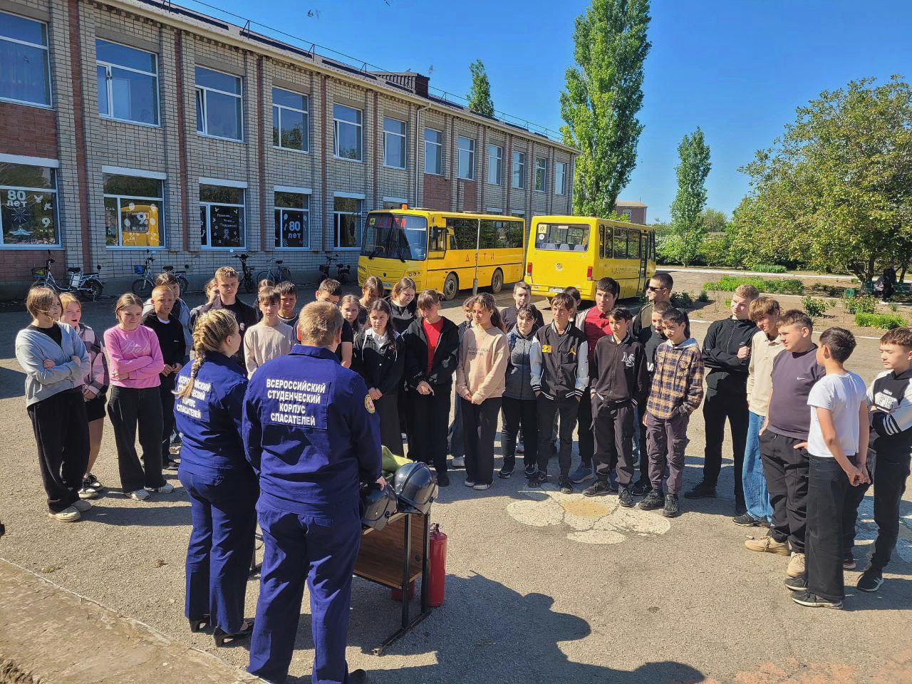 Азовские школьники примерили на себя роль пожарного В Азовской школе Генического района прошел захватывающий мастер-класс по пожарной безопасности от Херсонского регионального отделения ВСКС! Ученики 8-9 классов получили уникальную возможность узнать все о работе пожарных. Добровольцы ВСКС привезли с собой настоящее пожарное оборудование: Пожарные рукава: Школьники узнали, как правильно их разворачивать и использовать. Рукавные разветвители: Разобрались, как распределяется вода для тушения пожара. Спецодежда: Самое интересное -участники смогли примерить на себя настоящую одежду пожарных, почувствовав себя героями-огнеборцами! На практике, под руководством опытных добровольцев ВСКС, школьники разобрали основы пожарной безопасности, узнали о причинах пожаров и о том, как правильно действовать в случае возгорания. Актуальные новости Херсонской области.