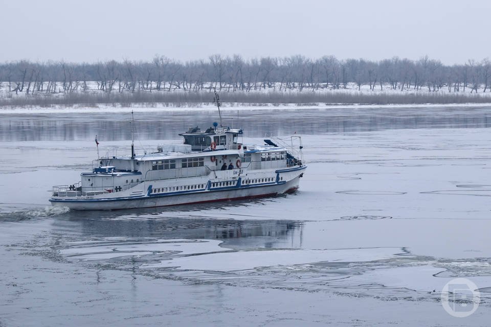 Речные трамвайчики снова начали ходить от остановочной платформы Руднева в Кировском районе Волгограда с 13 февраля Причиной стало улучшение погоды и смещение ледового поля ниже по течению Волги Теперь транспорт будет останавливаться на новой пристани острова Сарпинский на километр южнее прежнего места Первый рейс состоялся в 11 30 далее трамваи будут ходить по 10 рейсам в день с Кировского района в 05 50 08 00 11 30 14 40 18 00 с Сарпинского в 06 10 08 20 11 50 15 00 18 20 Мы в MAX