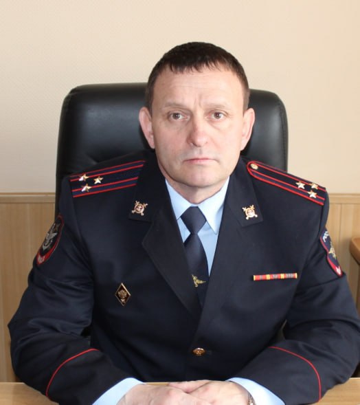 Путин назначил главного мигрантского полицейского в Челябинской области Заместителем начальника регионального ГУ МВД по вопросам гражданства и регистрации иностранных граждан стал полковник Сергей Кокшаров ранее возглавлявший Южно Уральское линейное управления МВД на транспорте Кокшаров коренной житель региона закончил Челябинский юридический институт МВД по специальности Правоохранительная деятельность и Академию управления МВД России по специальности Государственное и муниципальное управление Службу начал в 1996 году в охранно конвойной службе линейного отдела внутренних дел на станции Челябинск пройдя все этапы занимал должности начальника отдела экономической безопасности и противодействия коррупции Южно Уральского линейного управления МВД на транспорте замначальника линейного управления а затем и начальника управления Главный политический канал Урала