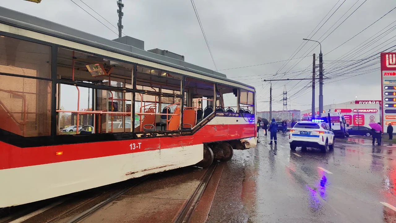 Официально после резонансного ДТП на Пролетарском мосту в Туле снизили скорость  Информацию Тульской прессе подтвердили в городском управлении по транспорту и дорожному хозяйству На Пролетарском мосту начали действовать знаки по ограничению скорости до 40 км ч Они установлены по согласованию с Госавтоинспекцией Ранее этот вопрос обсуждался на совещании в правительстве региона заявили в управлении Напомним Утром 31 октября на Пролетарском мосту с рельсов сошел трамвай Он подбил две маршрутки одна из них потеряв управление врезалась в столб Еще два легковых автомобиля были задеты по касательной В результате аварии погибли пять человек четверо на месте пятая жертва сотрудник Тулэнерго Евгений Трошин скончался в больнице 1 ноября несмотря на усилия врачей Полицией и следственным управлением СК по Тульской области возбуждены уголовные дела Одновременно с этим прокуратура организовала проверку в отношении МКП Тулгорэлектротранс Подписывайтесь в Telegram в MAX