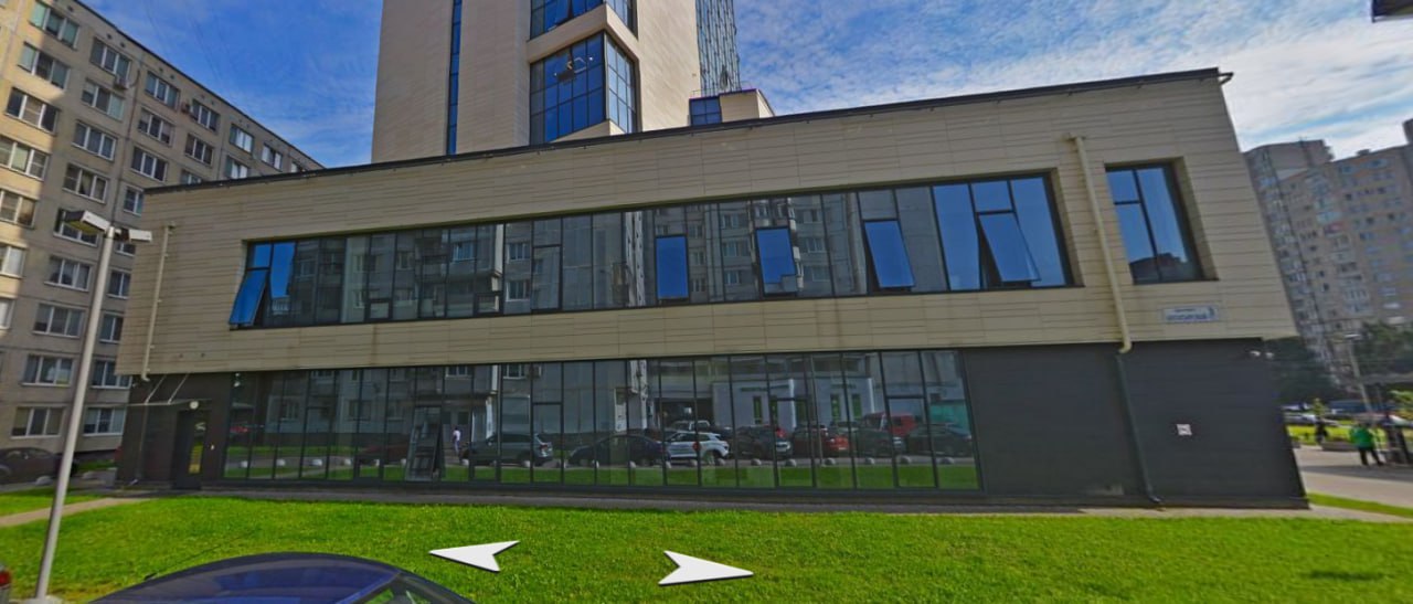 ГК Эталон продала бизнес центр в Приморском районе Петербурга Девелоперская группа Эталон продала бизнес центр площадью 11 500 кв м на Богатырском проспекте 3 к 3 в Приморском районе Санкт Петербурга Новым собственником объекта стало ООО БСК 88 Эксперты оценили стоимость объекта в 1 4 1 6 млрд руб  Сделка прошла по схеме sale leaseback что подтверждается данными ЕГРН Это означает что девелопер продав актив продолжит использовать часть помещений на условиях долгосрочной аренды Официальные представители ГК Эталон подтвердили применение данного формата Яндекс Карты Telegram Max