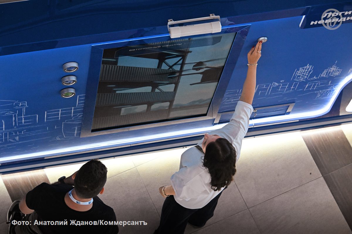 В последние два месяца малый бизнес начал активно переходить с упрощенной системы налогообложения УСН на автоматизированную УСН Этому способствовала меньшая ставка налогообложения для этого экспериментального режима фактически действующая с начала 2026 года В результате крупные кредитные организации с конца прошлого года фиксируют значительный приток клиентов использующих АУСН В этой связи региональные банки могут лишиться существенной части клиентуры Дело в том что для получения права на работу по АУСН предприниматель должен обслуживаться в уполномоченном банке и не имеет права держать счета в неуполномоченных На конец 2025 года в число уполномоченных входили 24 кредитные организации Ъузнал