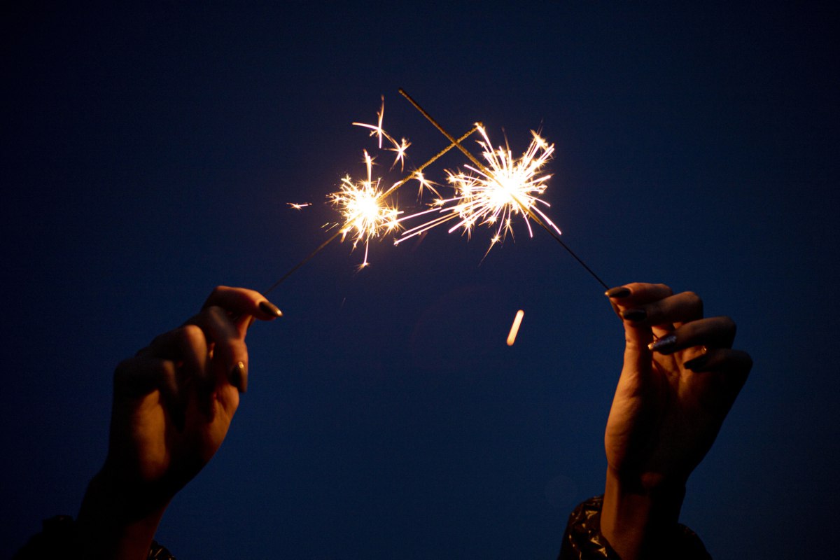 В Калужской области запретят фейерверки до середины января 2026 года Жителей Калужской области ждет бесшумный Новый год с 1 декабря в регионе полностью запрещают продажу и использование любой пиротехники Решение приняли ещё летом но действовать оно начинает только сейчас Что грозит нарушителям и как безопасно украсить праздник без салютов   clck ru 3QbXgu